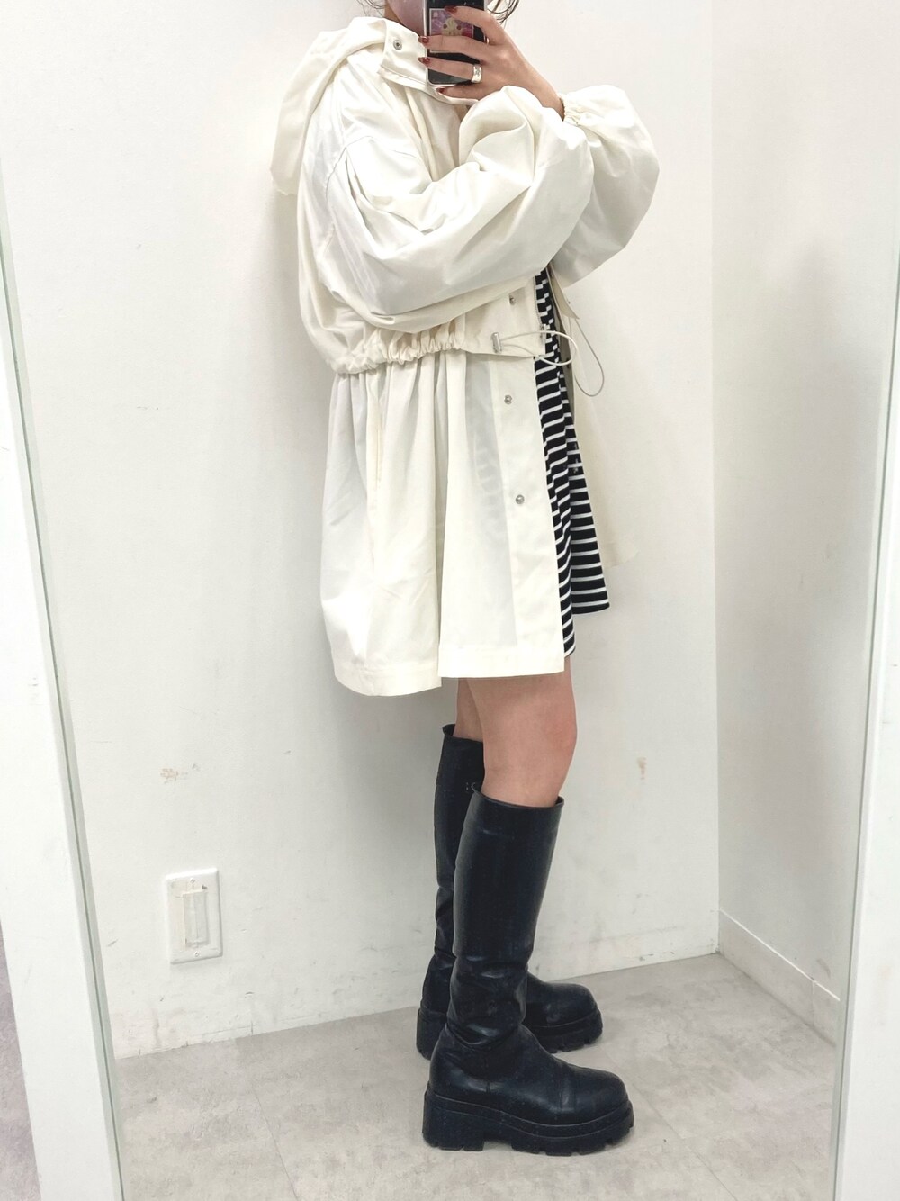 「ナイスクラップ、one after another NICE CLAUP、低身長、低身長コーデ、ほめられ本命コーデ、ブーツ、シンプルコーデ、マンパ、マウンテンパーカー、ボーダー、ボーダーワンピース、オトナカジュアル、春服コーデ、カジュアルコーデ、モノトーンコーデ」｜「one after another NICE CLAUPの【premium order】マルチウェイマウンテンパーカー（マウンテンパーカー、ホワイト系）」を使った、くぼちゃんさん（レディース・152cm）の冬コーディネートの1枚目の写真