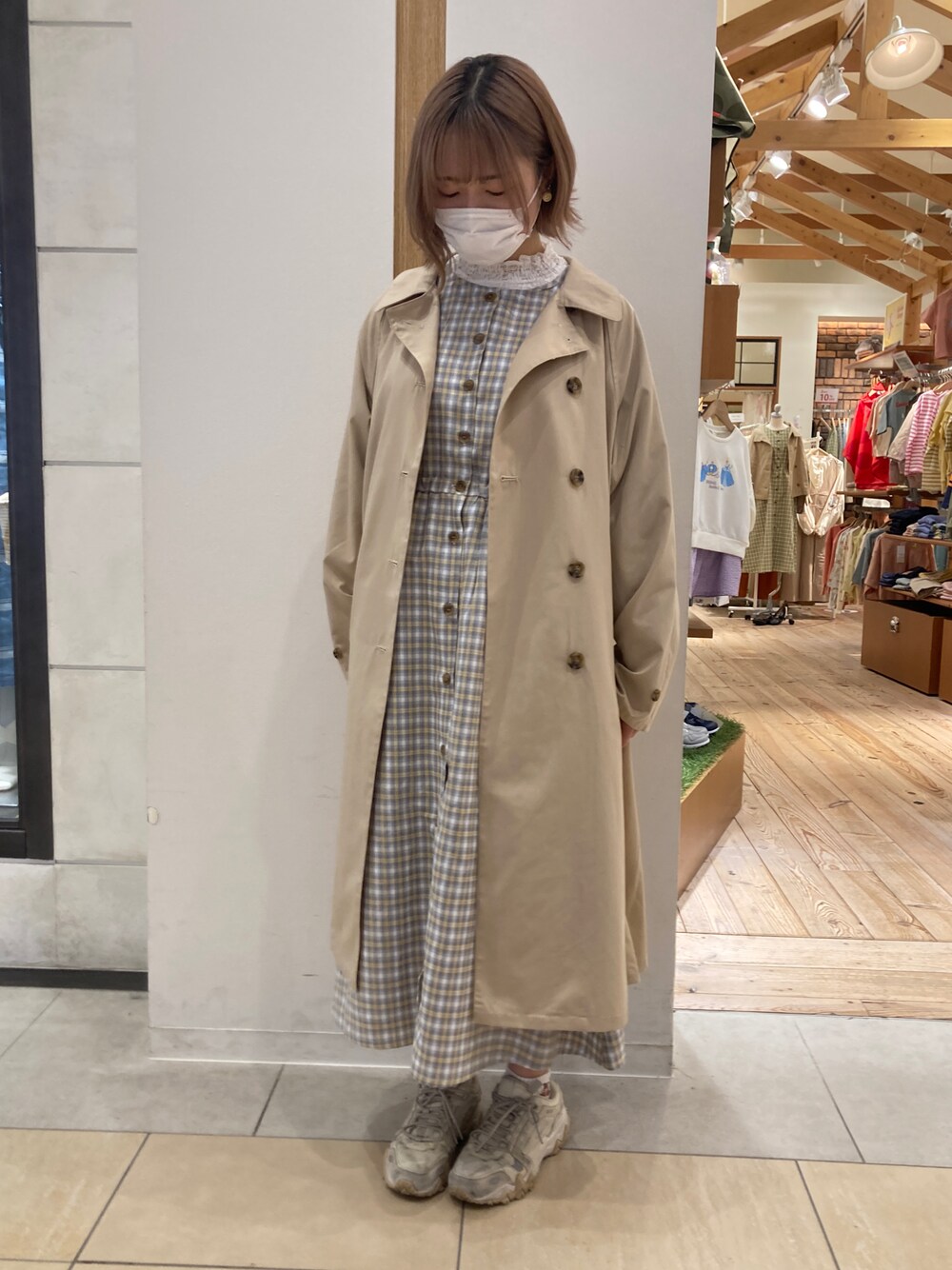 「春コーデ、春アウター、トレンチコート、ワンピース、チェックワンピース、ガーリー、サマンサ モスモス(Samansa Mos2)、エヘカソポ」｜「ehka sopoのステンカラーコート（ステンカラーコート、ベージュ系）」を使った、ｳﾗﾀ🐹さん（レディース・157cm）の春コーディネートの1枚目の写真