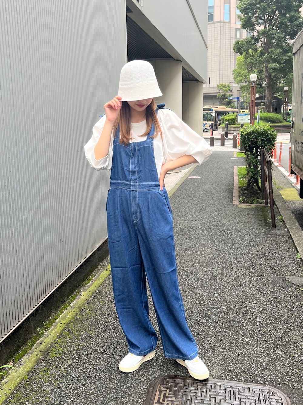 「このスタイルがお気に入り、お出かけコーデ、夏服コーデ、休日スタイル、ゆるコーデ、楽チンコーデ、シンプルコーデ、サロペット、Tシャツ、オーバーオール、ホワイト、白Tシャツ、袖ボリューム、カジュアルコーデ、お洒落さんとつながりたい」｜「fredy emueのシルケット袖ギャザーカットソーブラウス（Tシャツ/カットソー、ホワイト系）」を使った、さかまきはるまきさん（レディース・162cm）の夏コーディネートの1枚目の写真