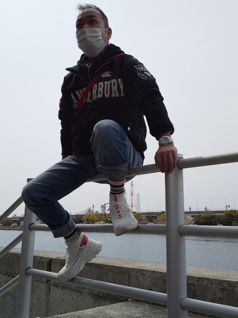 「スタジャンコーデ、オヤジ、還暦、surfer、デニム」｜「canterburyのアイテム（スタジャン、ブルー系）」を使った、maru 37さん（レディース・162cm）の春コーディネートの1枚目の写真