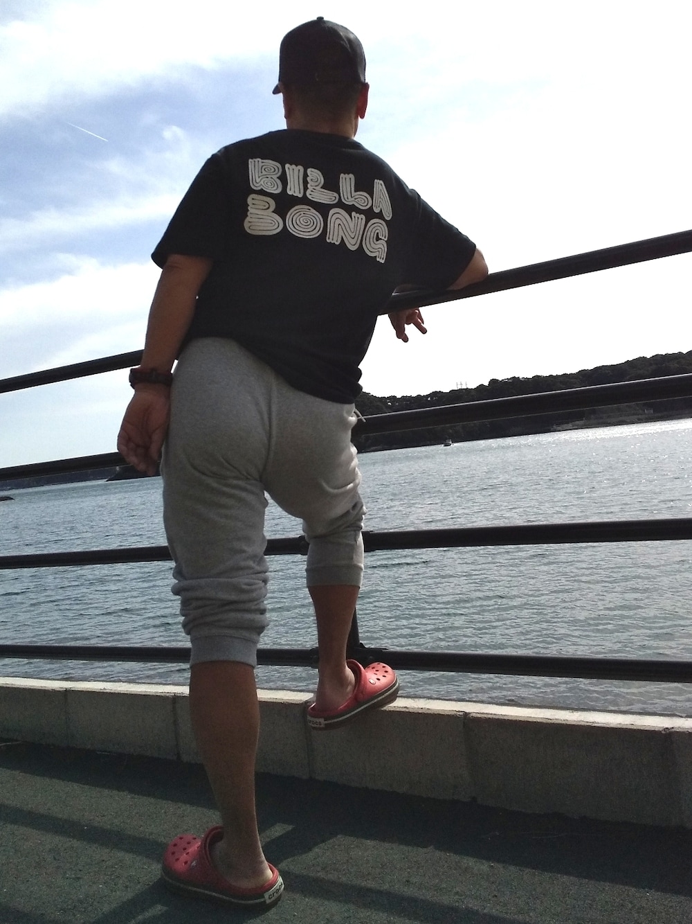 「カジュアル、オヤジ、サーファー、BILLABONG」｜「BILLABONGのBILLABONG/ビラボン 半袖Tシャツ BB011-220（Tシャツ/カットソー、ブラック系）」を使った、maru 37さん（レディース・162cm）の春コーディネートの1枚目の写真