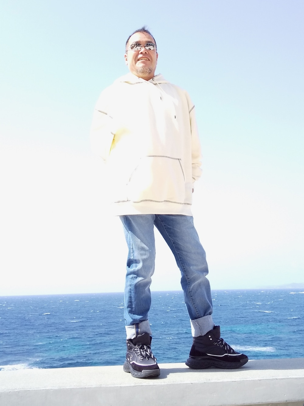 「サーファー、オヤジ、casual、デニムパンツ、シンプルコーデ、スニーカー、60代コーデ」｜「no brandのアイテム（デニムパンツ、ブルー系）」を使った、maru 37さん（レディース・162cm）の春コーディネートの2枚目の写真