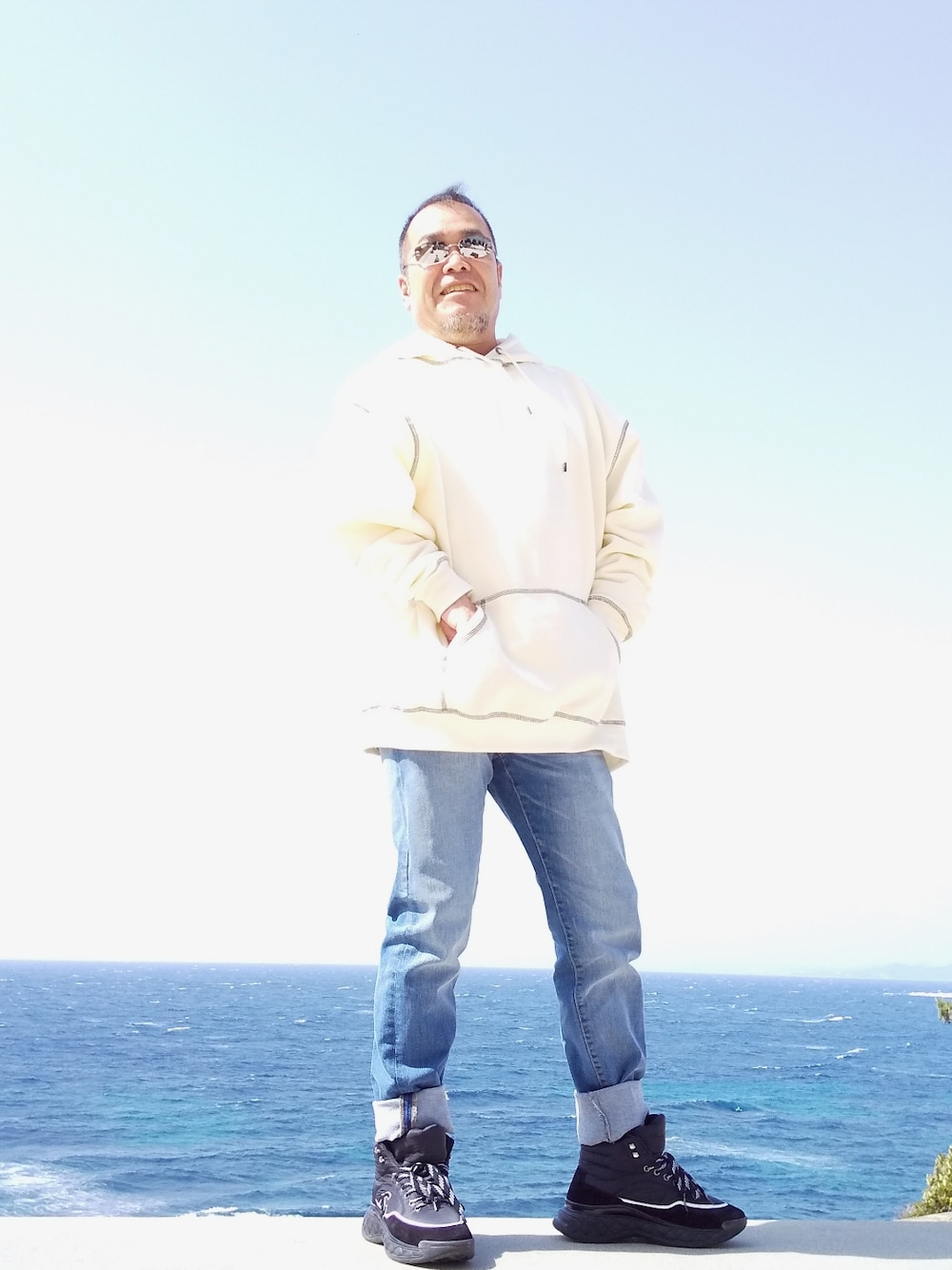 「サーファー、オヤジ、casual、デニムパンツ、シンプルコーデ、スニーカー、60代コーデ」｜「no brandのアイテム（デニムパンツ、ブルー系）」を使った、maru 37さん（レディース・162cm）の春コーディネートの1枚目の写真
