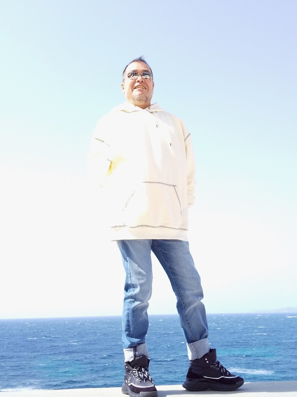 「サーファー、オヤジ、casual、デニムパンツ、シンプルコーデ、スニーカー、60代コーデ」｜「no brandのアイテム（デニムパンツ、ブルー系）」を使った、maru 37さん（レディース・162cm）の春コーディネートの3枚目の写真
