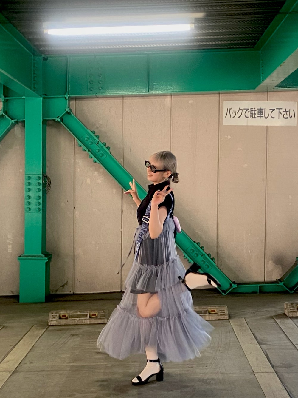 「ootd、夏コーデ、お出かけコーデ、休日スタイル、レイヤードスタイル、フリル、チュール、中華街、横浜、ワンピース、くつした×サンダル、デート、28度、着痩せ・細見え、サングラス」｜「J1U by LA BELLE ETUDEのシースルーボリュームチュールデザインジレ（ベスト、ブルー系）」を使った、マミムメモモカさん（レディース・160cm）の夏コーディネートの1枚目の写真