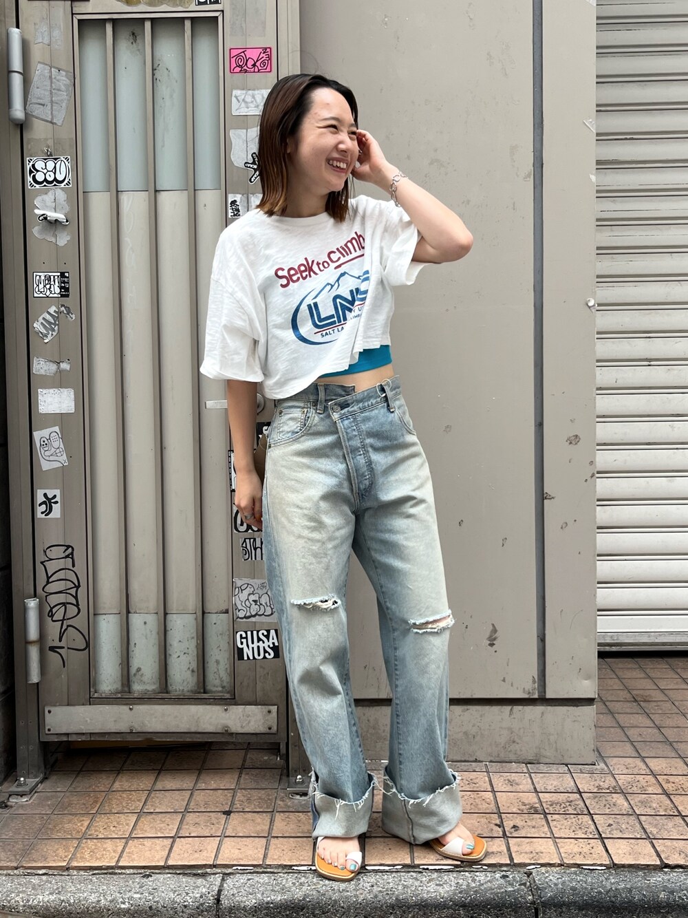 ブルー系のデニムパンツ、ホワイト系のTシャツ/カットソーを着用したレディースの夏コーディネートの1枚目の写真