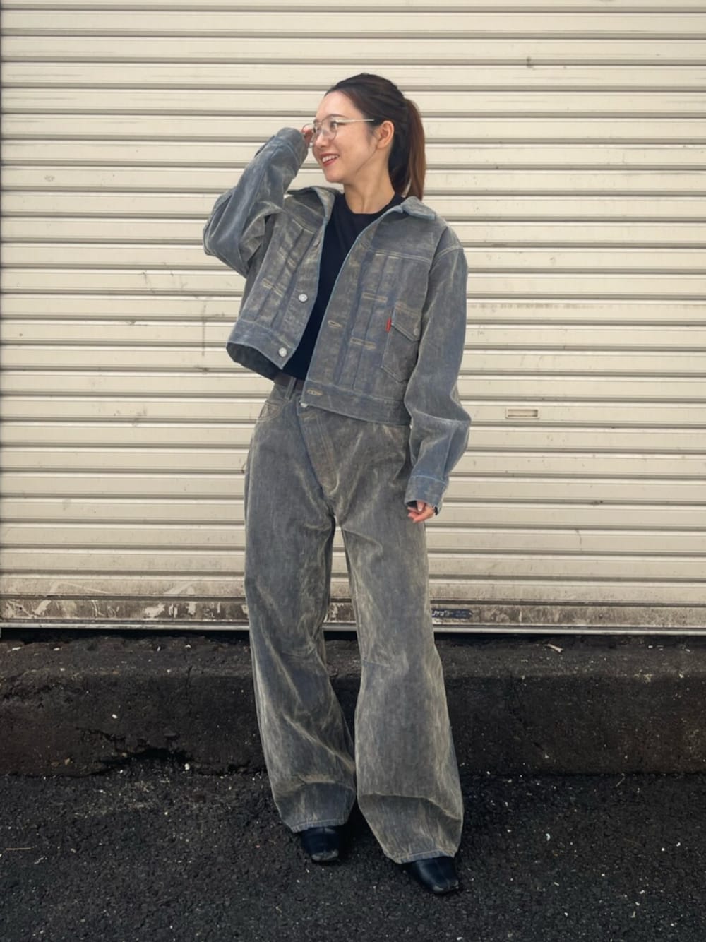 ベージュ系のデニムパンツ、ベージュ系のデニムジャケットを着用したレディースの秋コーディネートの1枚目の写真