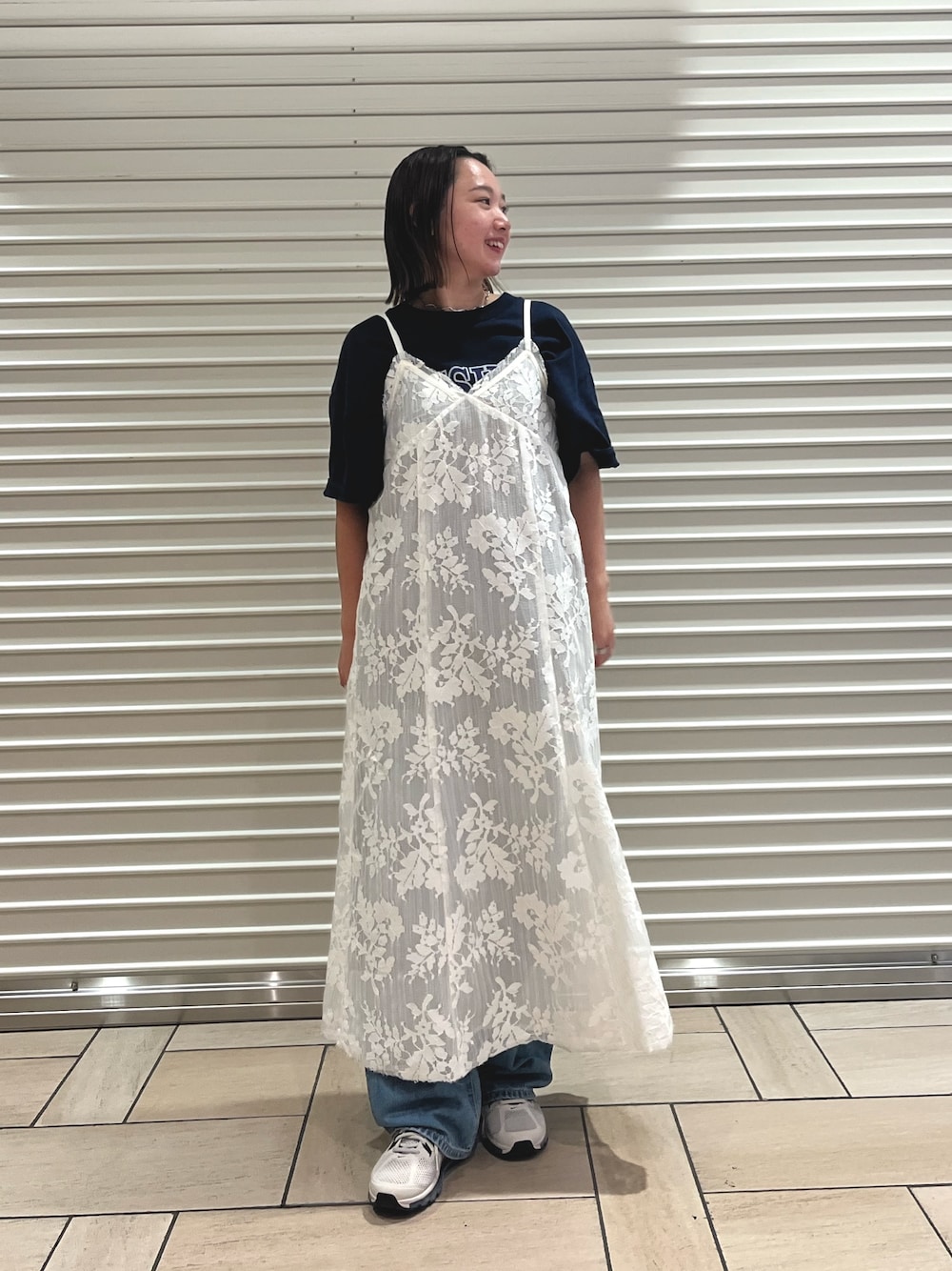 ブルー系のTシャツ/カットソー、ホワイト系のワンピース、ブルー系のデニムパンツを着用したレディースの夏コーディネートの1枚目の写真