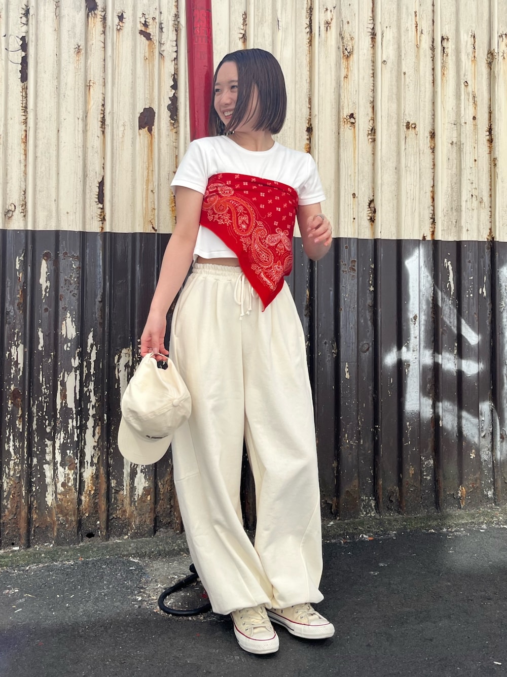 ホワイト系のTシャツ/カットソー、ホワイト系のスウェットパンツ、レッド系のストール/ショールを着用したレディースの春コーディネートの1枚目の写真