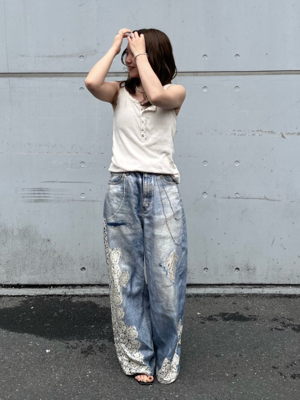 ブルー系のデニムパンツ、ホワイト系のタンクトップ、ピンク系のタンクトップを着用したレディースの夏コーディネートの1枚目の写真