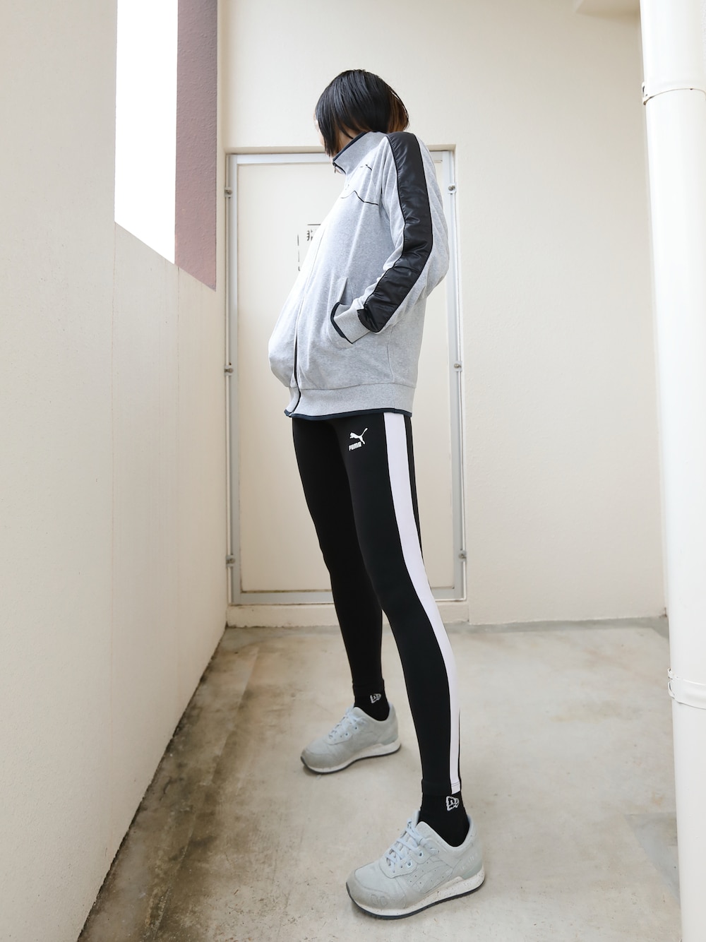 「PUMA、カジュアルスタイル、ラフコーデ、シンプルスタイル、タイツ、スポーツコーデ、ジム・トレーニングコーデ、タイツ・レギンス」｜「PUMAのメンズ ベロア素材ジャージ（M）（ジャージ、グレー系）」を使った、longlongyukiさん（骨格ストレート・レディース・165cm）の冬コーディネートの1枚目の写真