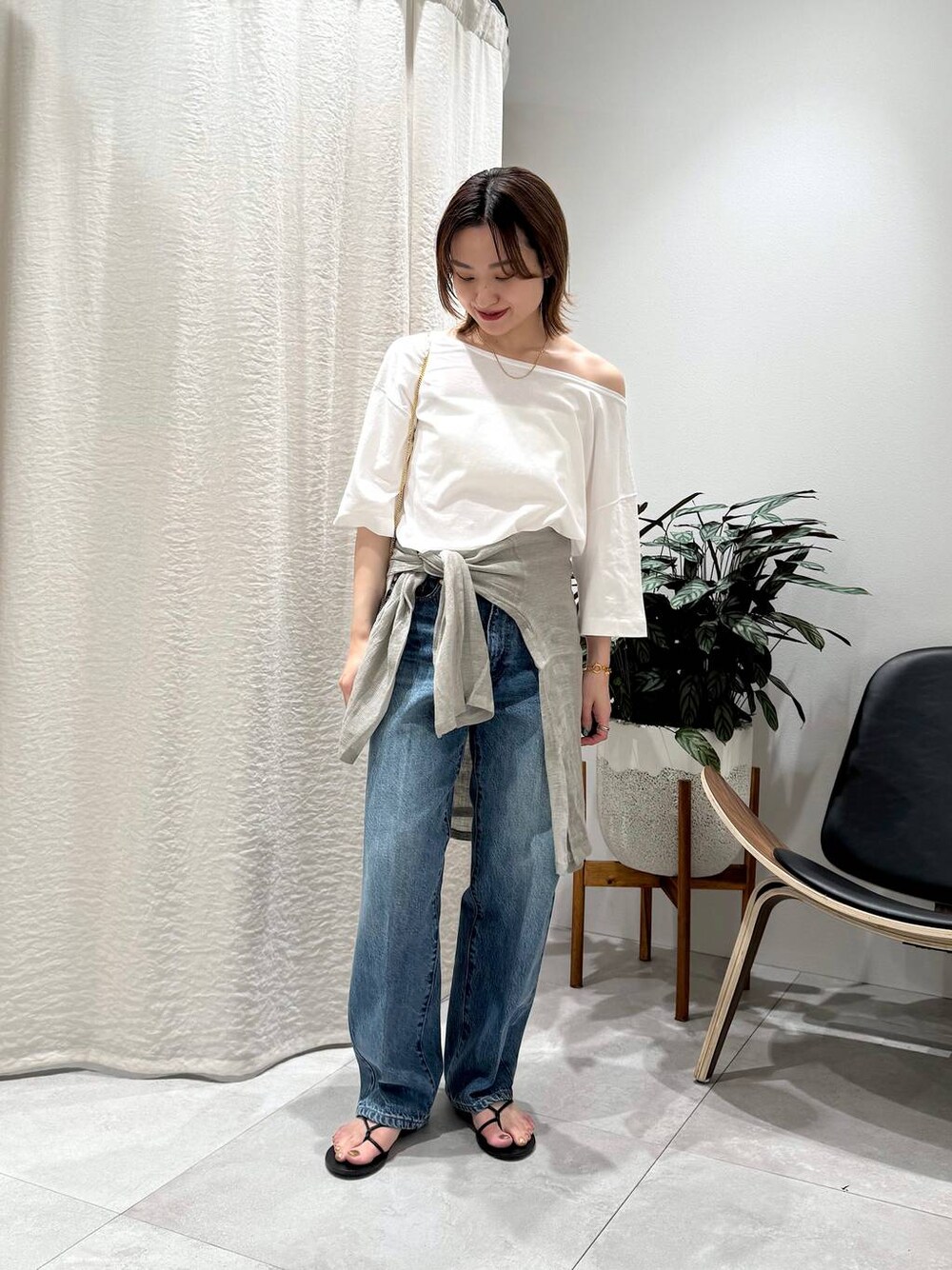 カラミメッシュボートネックブラウスを使った人気ファッション
