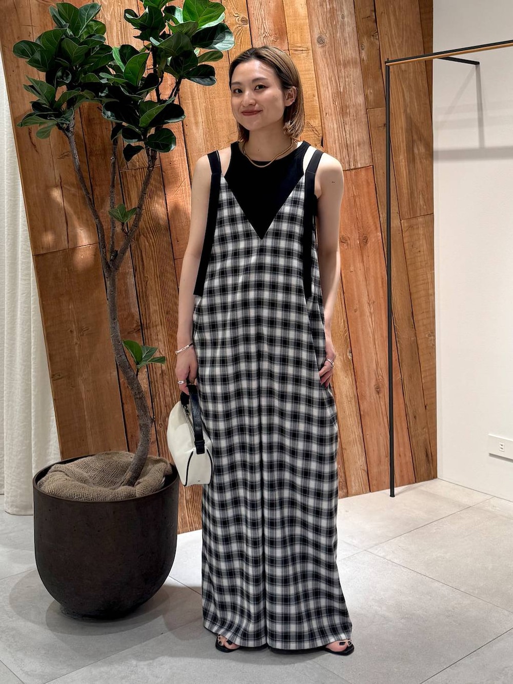 バイカラーキャミオールインワンを使った人気ファッション