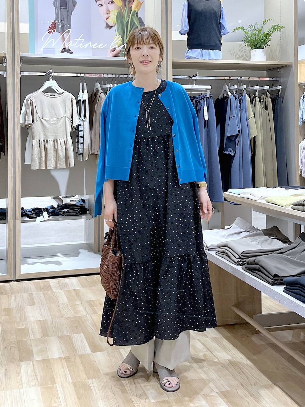 ベージュ系のその他パンツ、ブラック系のワンピース、ブラック系のタンクトップを着用したレディースの夏コーディネートの1枚目の写真