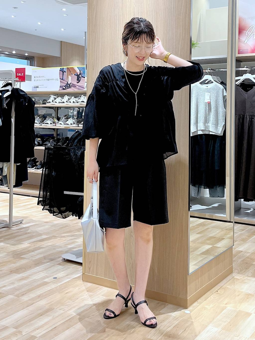 シルバー系のショルダーバッグ、ブラック系のその他パンツ、ブラック系のタンクトップを着用したレディースの夏コーディネートの1枚目の写真