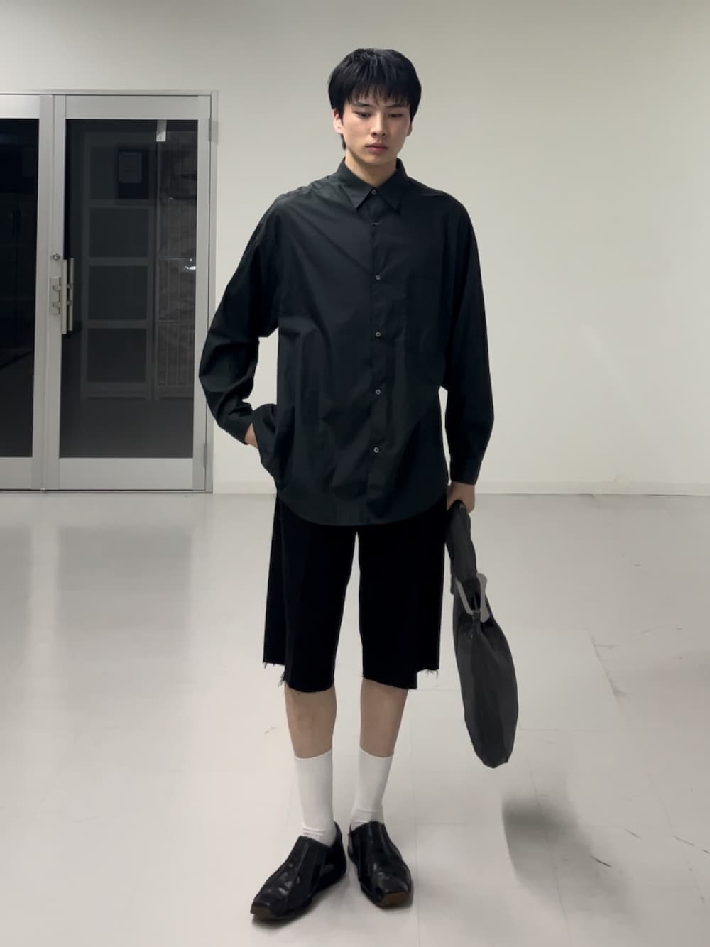 「Graphpaperのアイテム（シャツ/ブラウス、グレー系）」を使った、simsim91さん（骨格ストレート・メンズ・181cm）の春コーディネートの1枚目の写真
