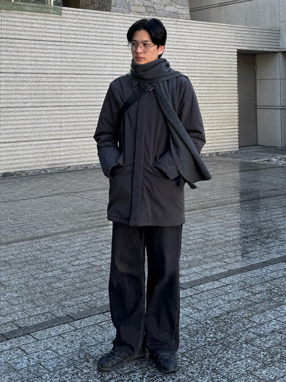 「メンズファッション、大人コーデ、スニーカーコーデ、メガネ男子、デニム、ワントーンコーデ、春コーデ、春めき満開コーデ、モード、シンプルコーデ、骨格ストレート、ブルベ冬」｜「ZARAのアイテム（マフラー、グレー系）」を使った、simsim91さん（骨格ストレート・メンズ・181cm）の春コーディネートの1枚目の写真