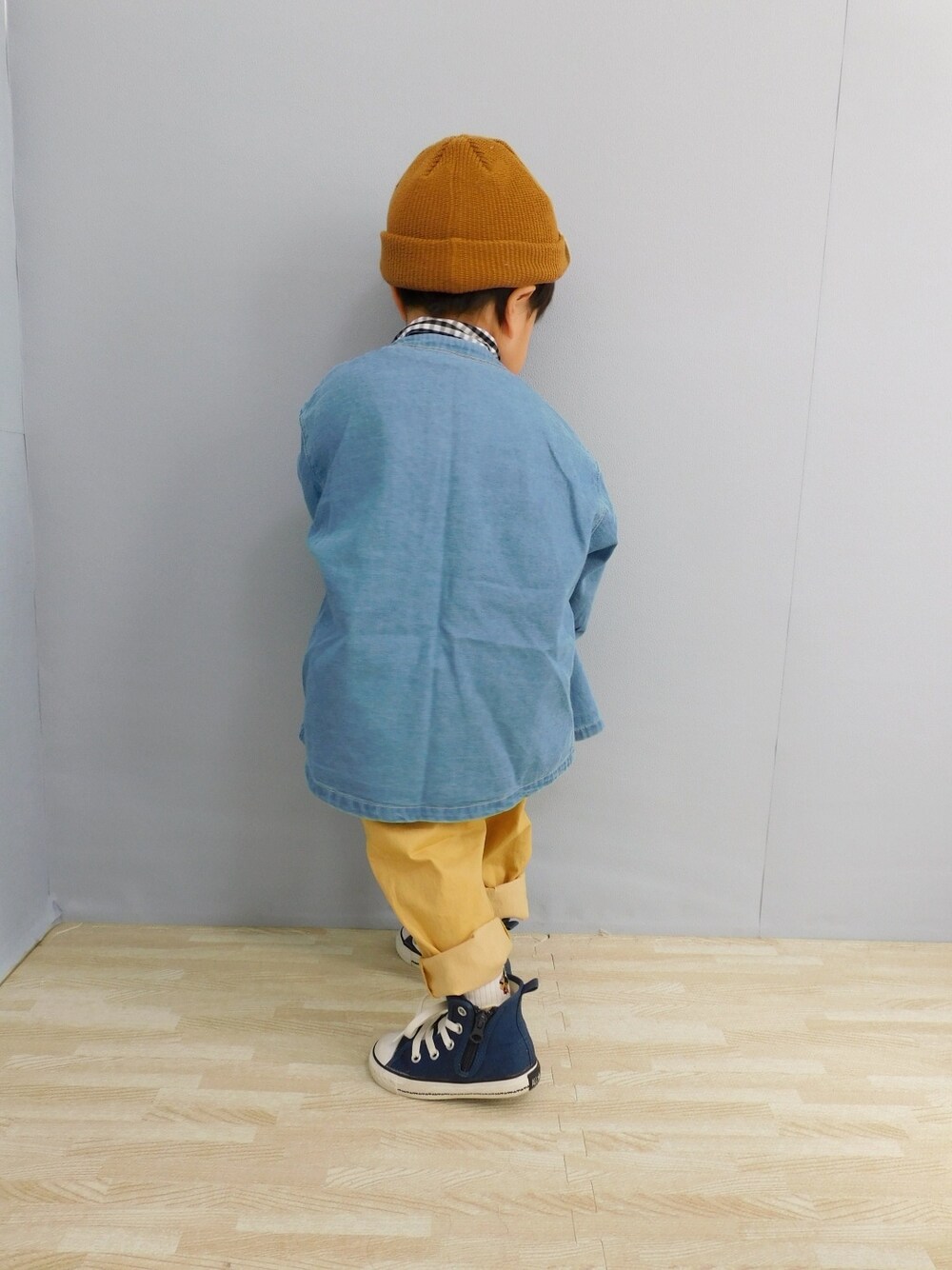 ブルー系のノーカラージャケット、その他のシャツ/ブラウス、イエロー系のその他パンツを着用したキッズの春コーディネートの3枚目の写真