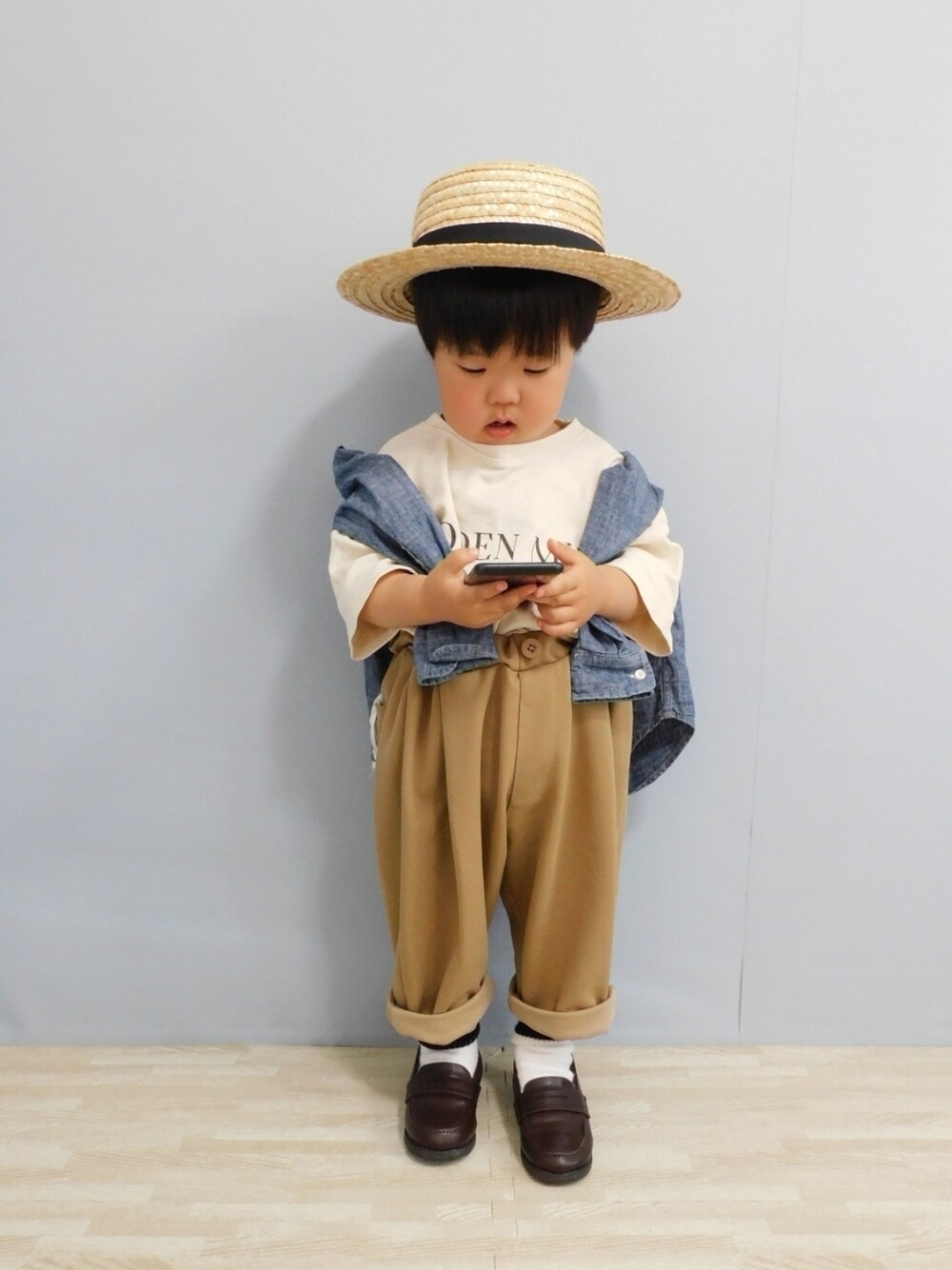 「FUDGE KIDSのトラッドスタイル、カンカン帽、ビッグシルエット、デニムシャツ、肩掛け、ロゴT、タックイン、ラインソックス、ローファー、ローファー×靴下、韓国子供服」｜「西松屋のアイテム（帽子、ベージュ系）」を使った、まろすけさん（キッズ・90cm）の春コーディネートの1枚目の写真