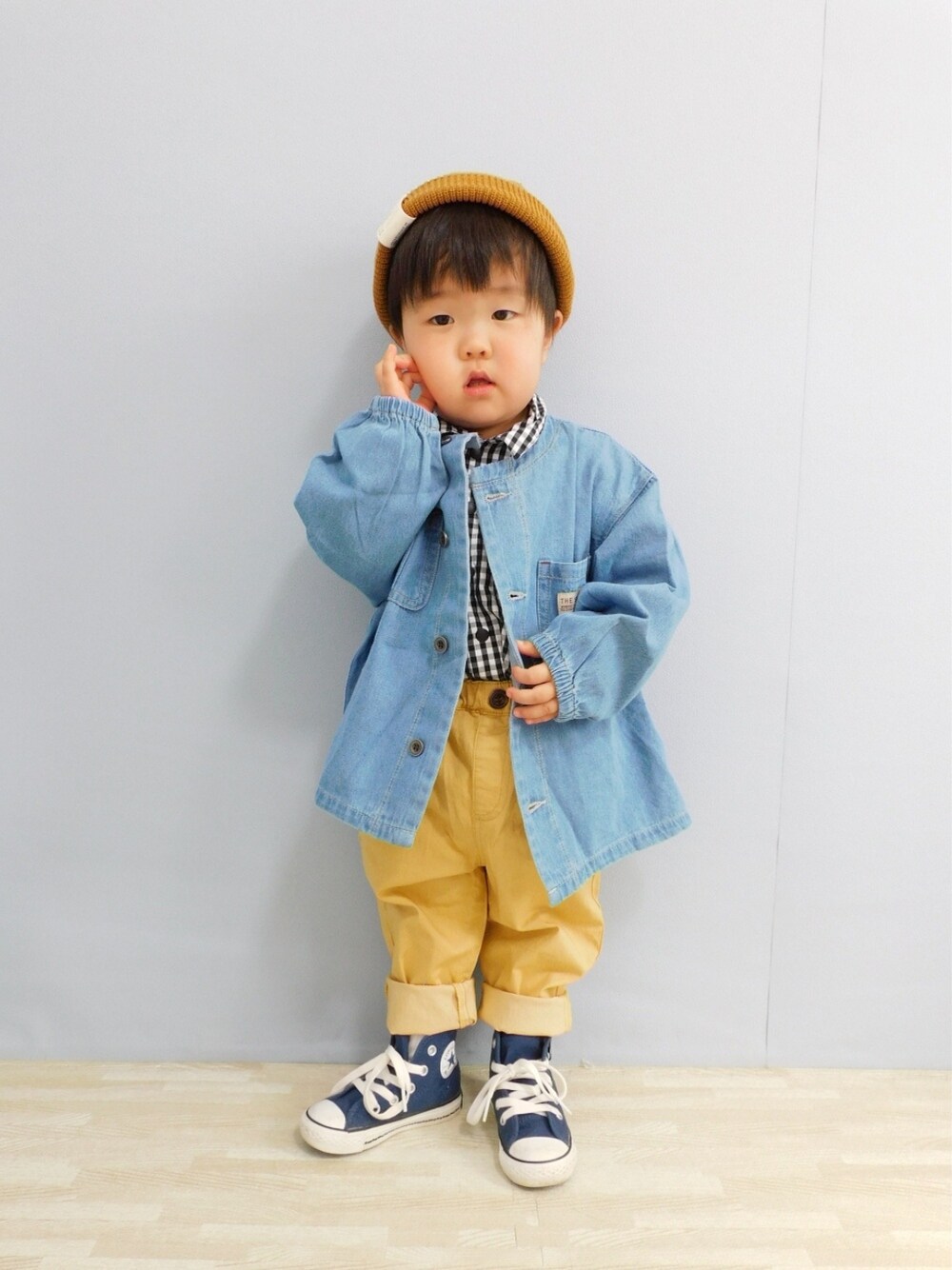 ブルー系のノーカラージャケット、その他のシャツ/ブラウス、イエロー系のその他パンツを着用したキッズの春コーディネートの2枚目の写真
