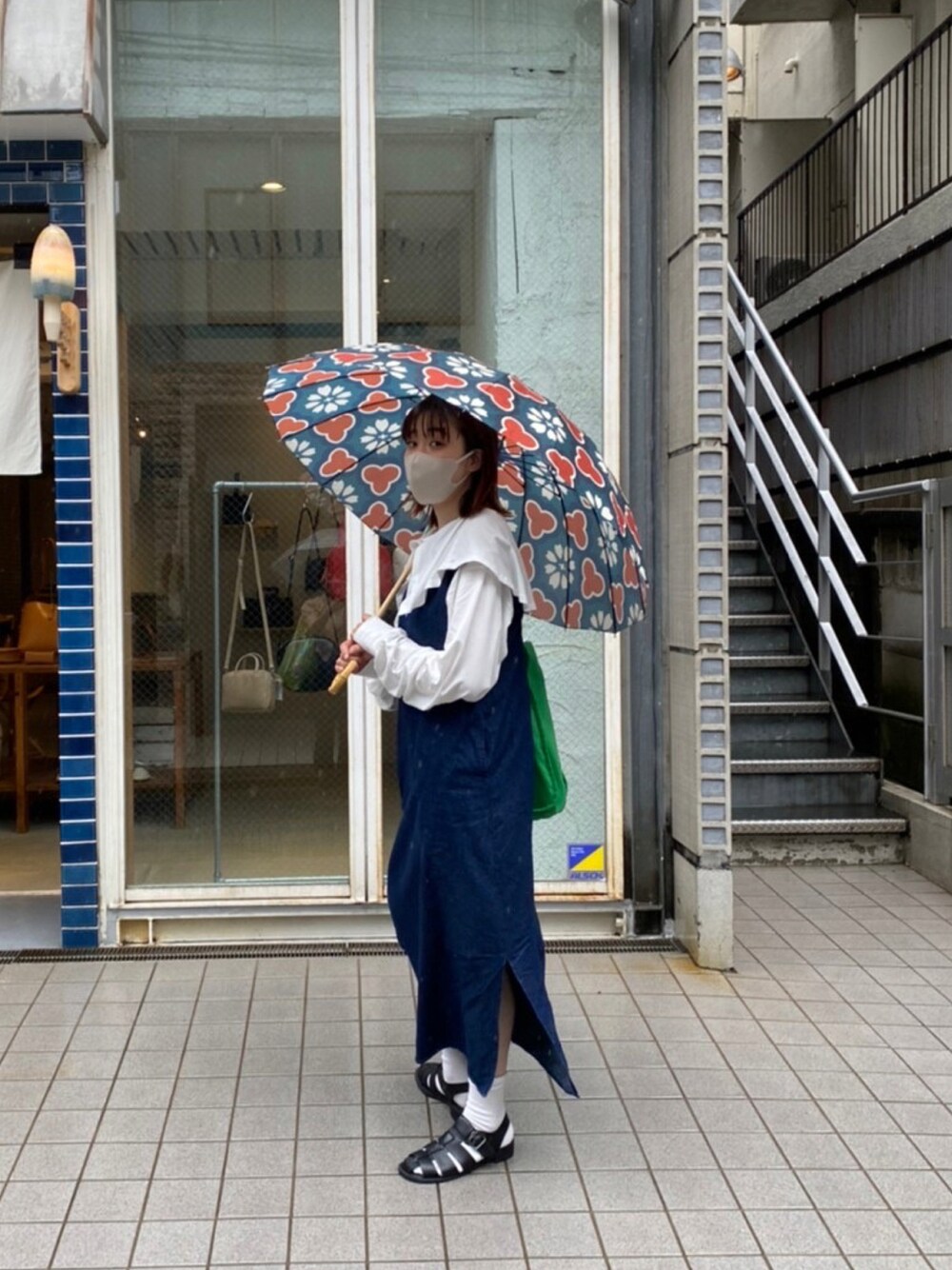 「今日のコーデ、雨の日コーデ、デニムっていいよね、襟付きトップス、ワンピース、ワンピーススタイル、グルカサンダル、デニムワンピース、デニム、Kastane、byYOUANCE」｜「LOWRYS FARMのグルカサンダル　260865（サンダル、ブラック系）」を使った、𝐚𝐤𝐚𝐫𝐢 さん（レディース・165cm）の夏コーディネートの1枚目の写真