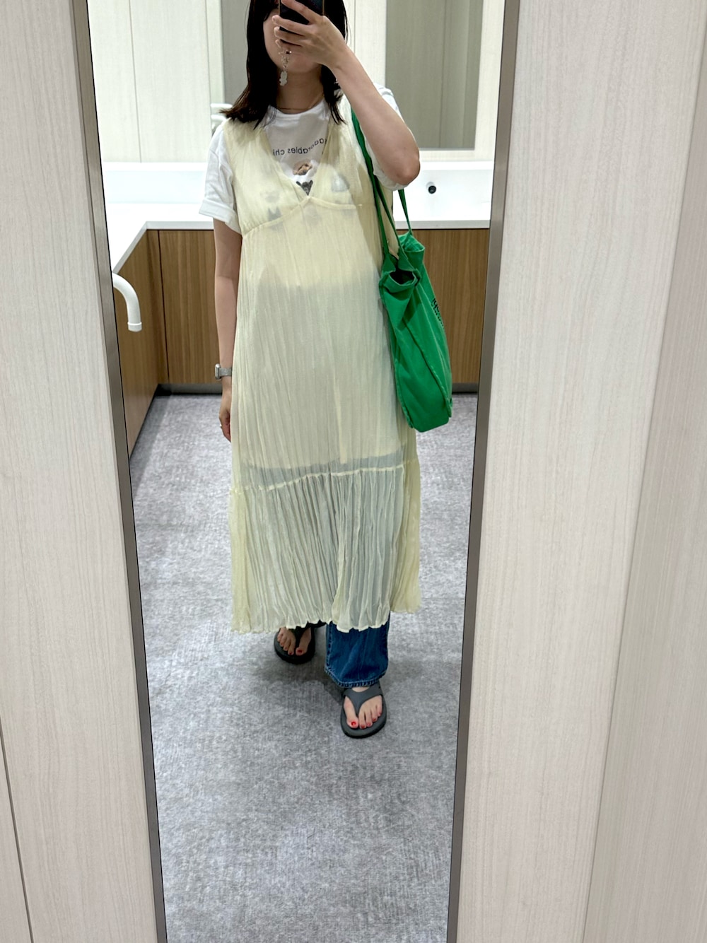 「アツいコーデ全部見せ、お出かけコーデ、シャツスタイル、シンプルスタイル、オトナカジュアル、シンプル、デニム、休日スタイル、大人可愛い、レイヤード、骨格ストレート」｜「OOFOSの【OOFOS / ウーフォス】Ooriginal（サンダル、グレー系）」を使った、𝐚𝐤𝐚𝐫𝐢 さん（レディース・165cm）の夏コーディネートの1枚目の写真