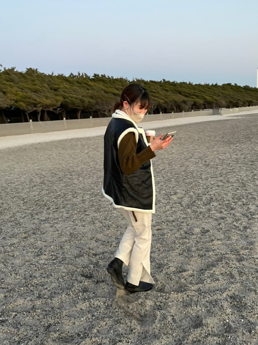 「ごきげんウィーク、休日コーデ、休日スタイル、Kastane、ローリーズファーム(LOWRYS FARM)」｜「LOWRYS FARMのＤＲＹカラーサイドスリットパンツ　957889（その他パンツ、ホワイト系）」を使った、𝐚𝐤𝐚𝐫𝐢 さん（レディース・165cm）の春コーディネートの1枚目の写真