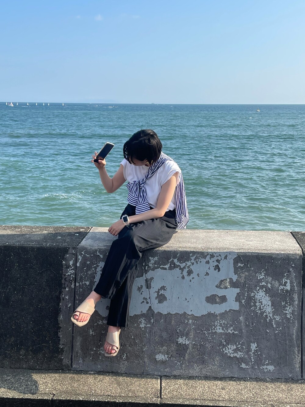 「シャツスタイル、夏コーデ、ユニクロコーデ、青シャツ、休日コーデ」｜「SENSE OF PLACE by URBAN RESEARCHの【ランドネ掲載】トウリングフラットサンダル（サンダル、ベージュ系）」を使った、𝐚𝐤𝐚𝐫𝐢 さん（レディース・165cm）の春コーディネートの1枚目の写真