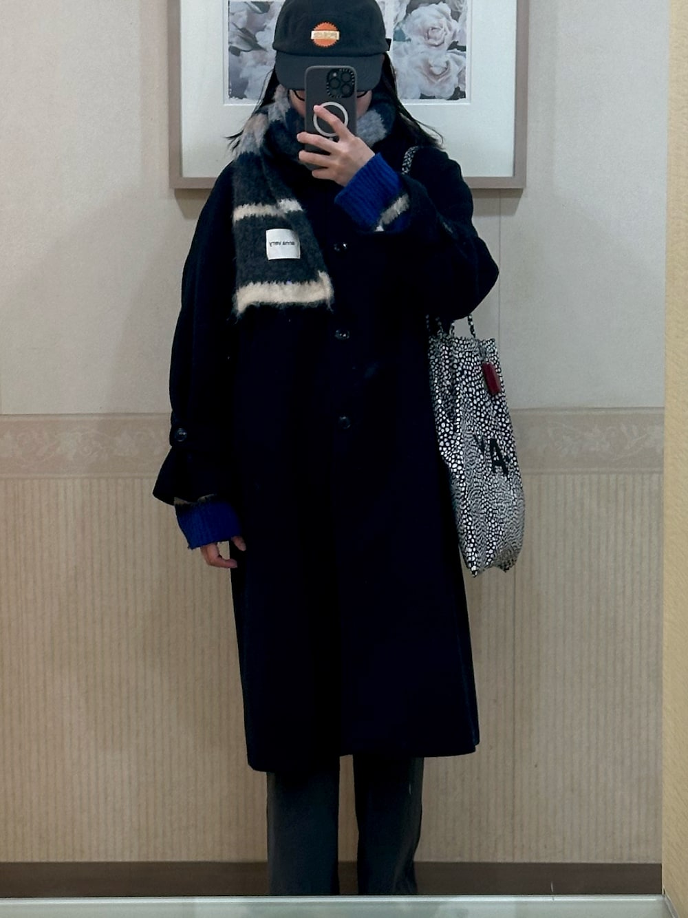 「真冬のあったかスタイル、マフラーぐるぐる、カジュアルスタイル、パンツスタイル、リラックススタイル、冬服、ゆるコーデ、骨格ストレート、おしゃれさんと繋がりたい、お洒落さんとつながりたい、休日スタイル」｜「POLeRのPOLeR/ポーラー FLEECE 5P CAP（キャップ、グレー系）」を使った、𝐚𝐤𝐚𝐫𝐢 さん（レディース・165cm）の冬コーディネートの1枚目の写真