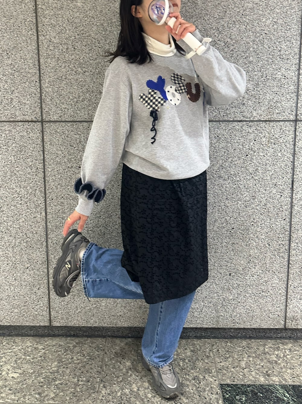 「推し活コーデ、推し活、スウェット、めがね、レイヤード、レイヤードスタイル、骨格ストレート、いいね、save、フォローお願いします🤑、お洒落さんとつながりたい」｜「NEW BALANCEのML725（スニーカー、グレー系）」を使った、𝐚𝐤𝐚𝐫𝐢 さん（レディース・165cm）の春コーディネートの1枚目の写真
