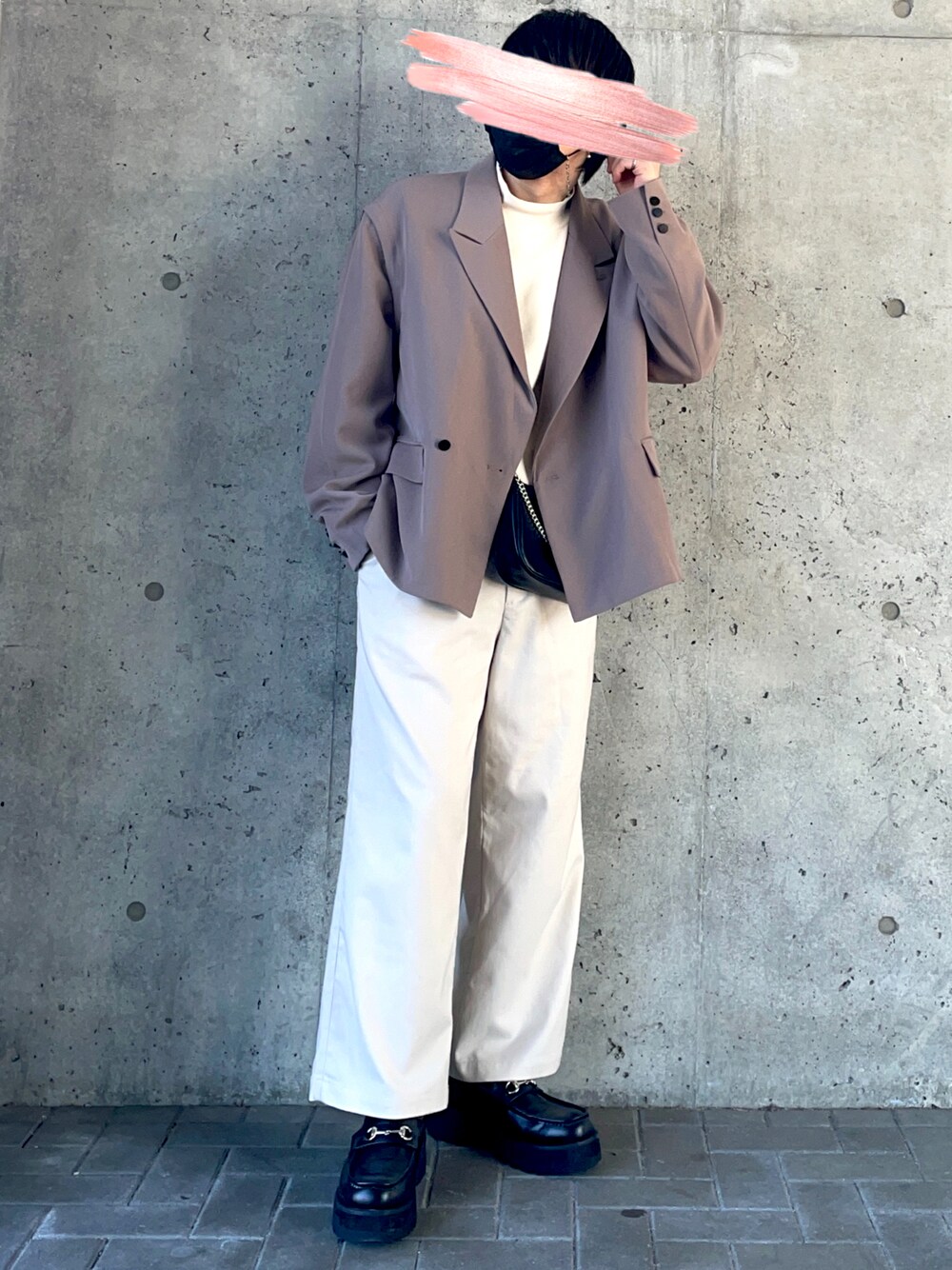 ホワイト系のTシャツ/カットソー、ベージュ系のテーラードジャケット、ブラック系のショルダーバッグを着用したメンズの冬コーディネートの1枚目の写真