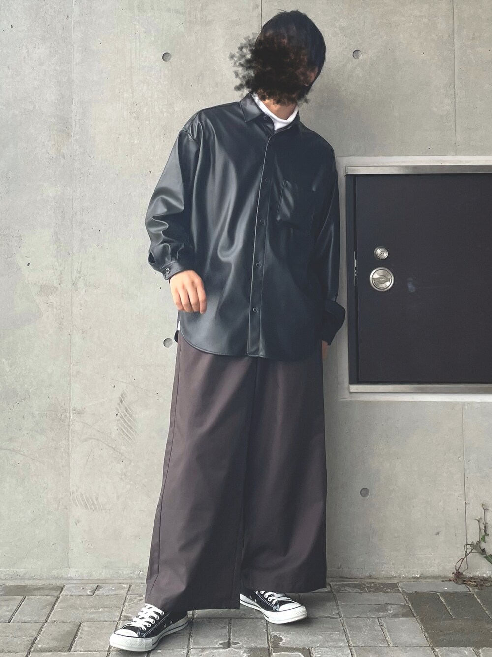 ブラック系のシャツ/ブラウス、ブラウン系のその他パンツ、ブラック系のスニーカーを着用したメンズの秋コーディネートの1枚目の写真