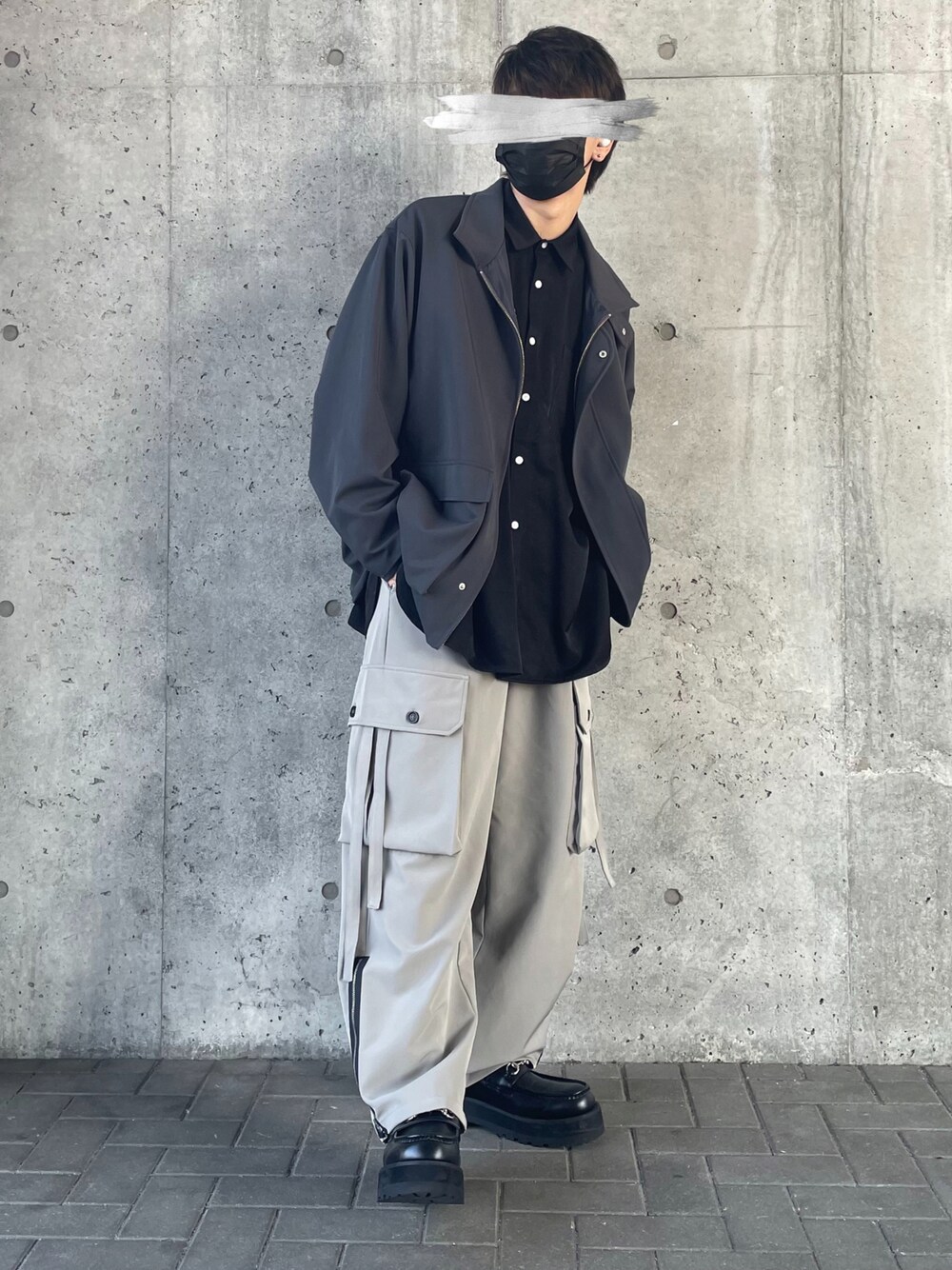 グレー系のブルゾン、ブラック系のシャツ/ブラウス、グレー系のカーゴパンツを着用したメンズの秋コーディネートの1枚目の写真