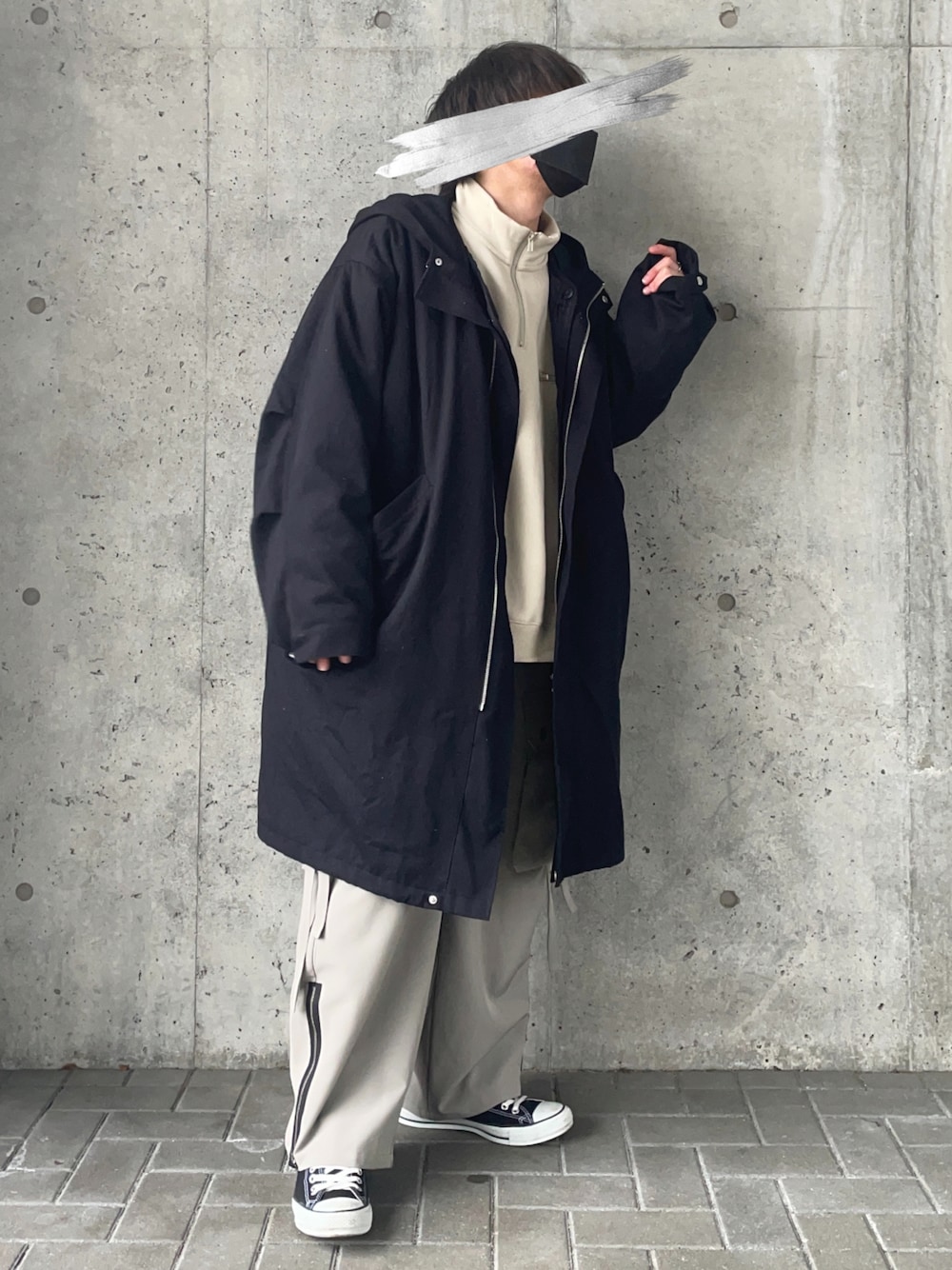 ブラック系のモッズコート、ベージュ系のスウェット、グレー系のカーゴパンツを着用したメンズの冬コーディネートの1枚目の写真