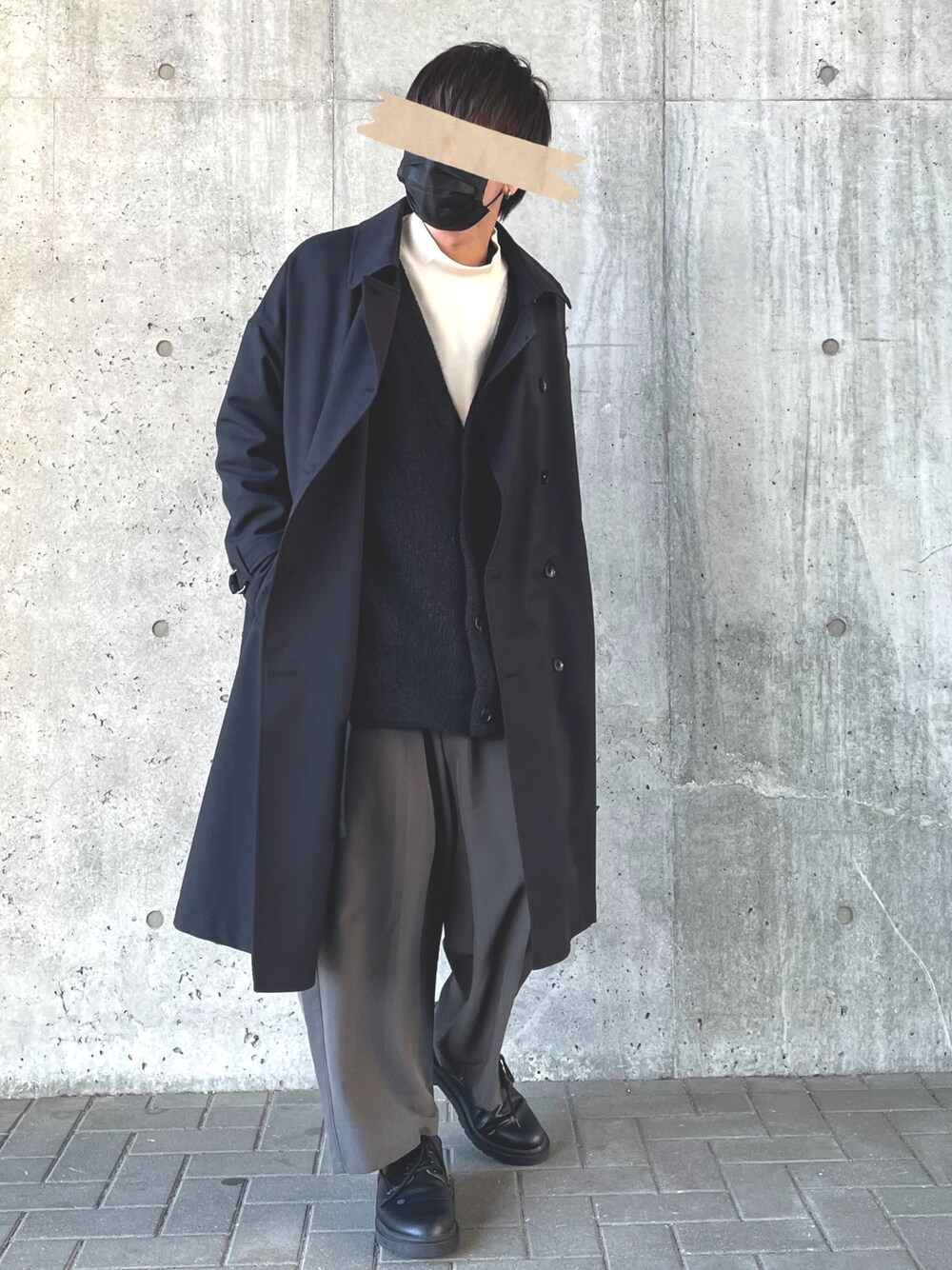 ブラック系のTシャツ/カットソー、グレー系のカーディガン/ボレロ、ブラック系のトレンチコートを着用したメンズの冬コーディネートの1枚目の写真