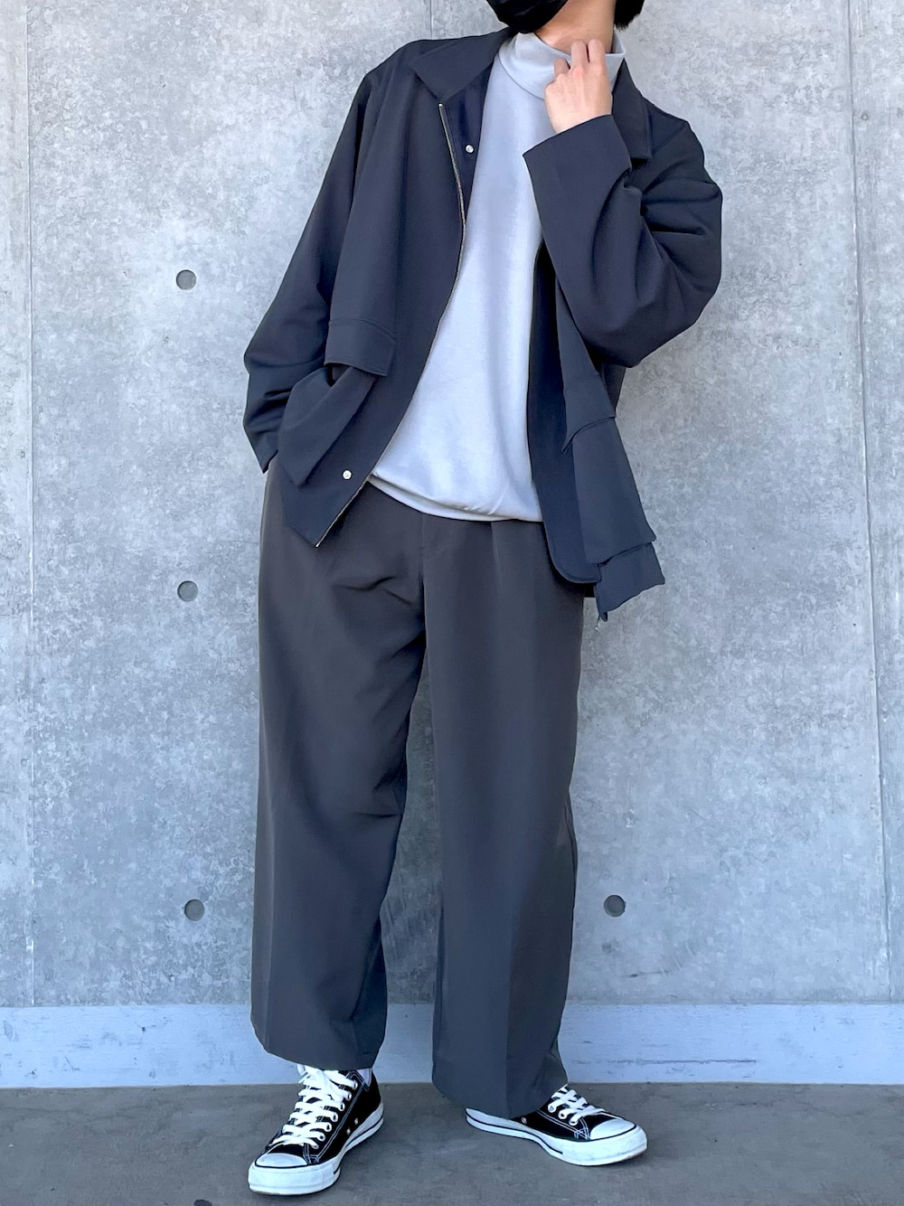 グレー系のブルゾン、グレー系のTシャツ/カットソー、グレー系のスラックスを着用したメンズの秋コーディネートの1枚目の写真