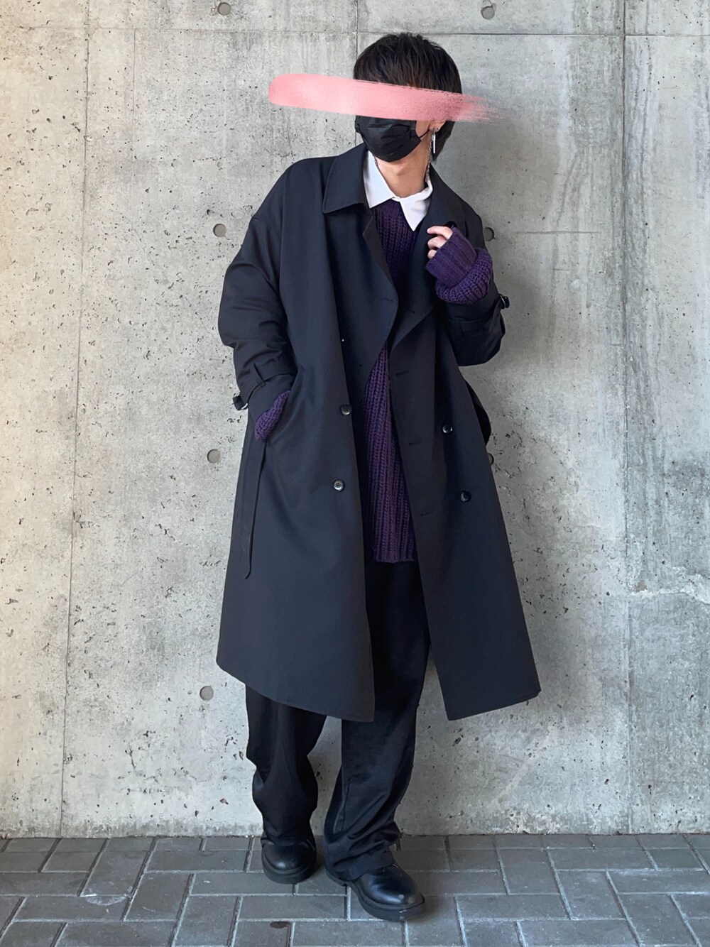 ブラック系のトレンチコート、パープル系のニット/セーター、ブラック系のスラックスを着用したメンズの冬コーディネートの1枚目の写真