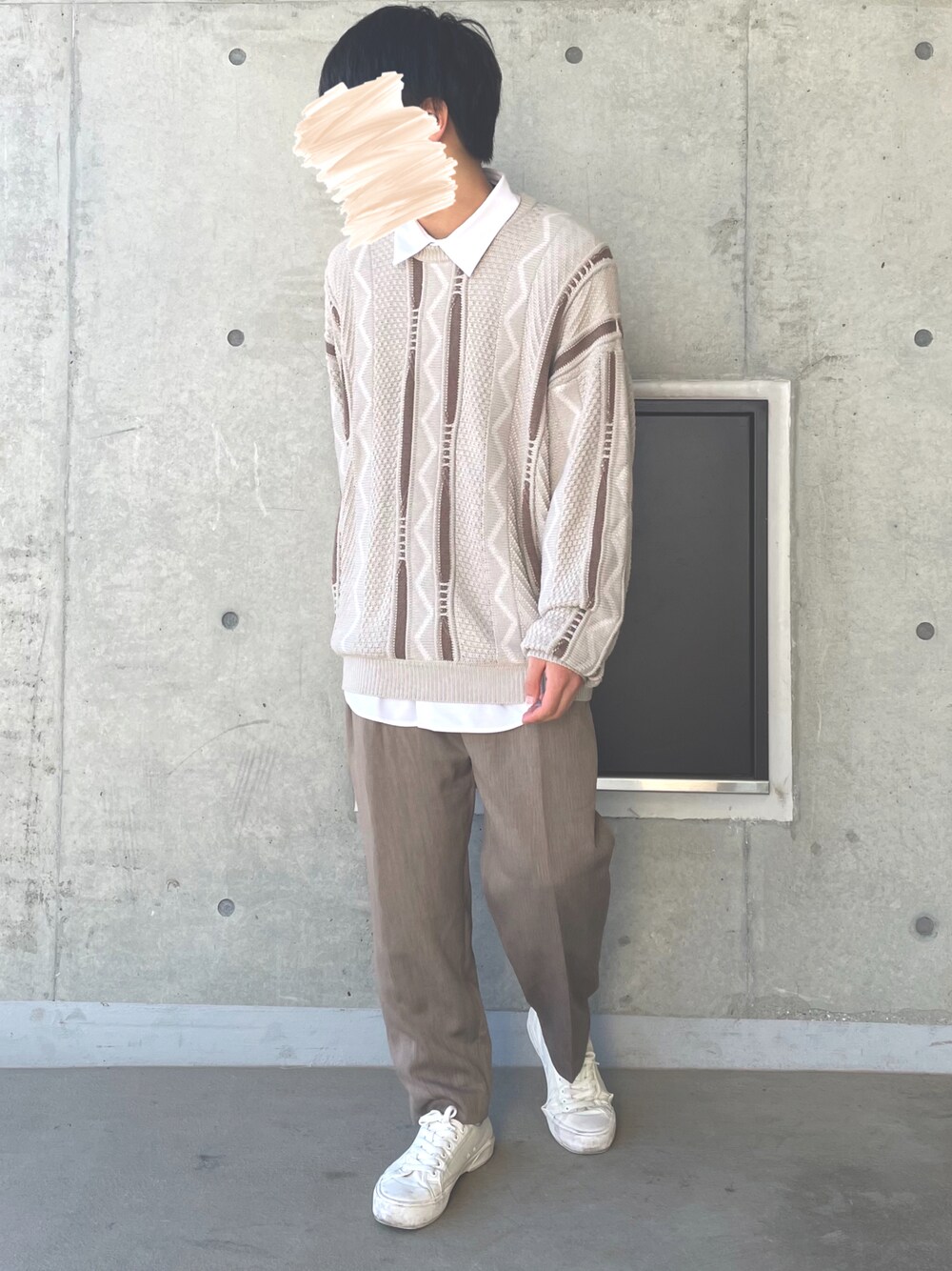 ベージュ系のニット/セーター、ホワイト系のシャツ/ブラウス、ベージュ系のスラックスを着用したメンズの秋コーディネートの1枚目の写真