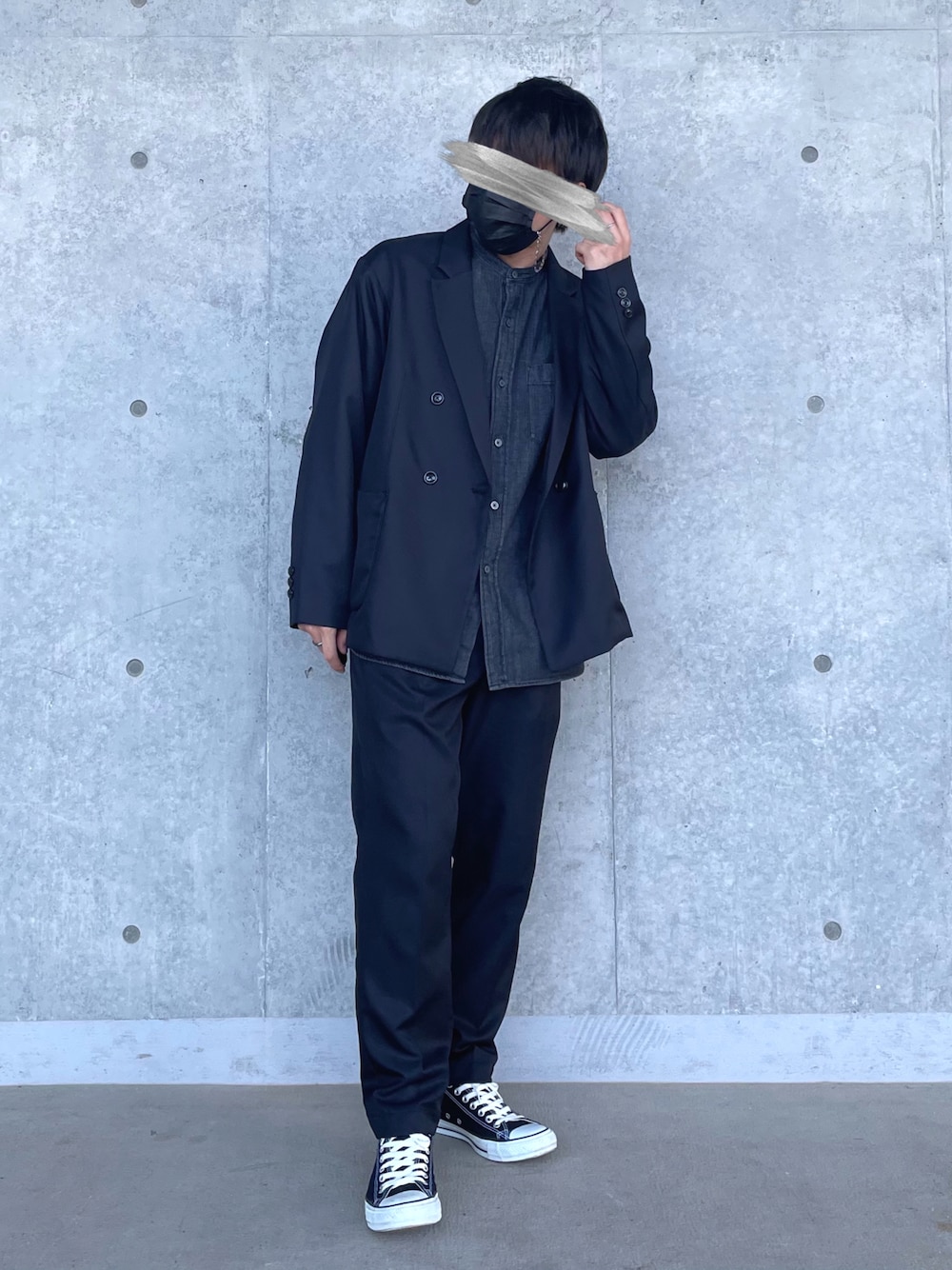 ブラック系のテーラードジャケット、グレー系のトップス、ブラック系のスラックスを着用したメンズの秋コーディネートの1枚目の写真