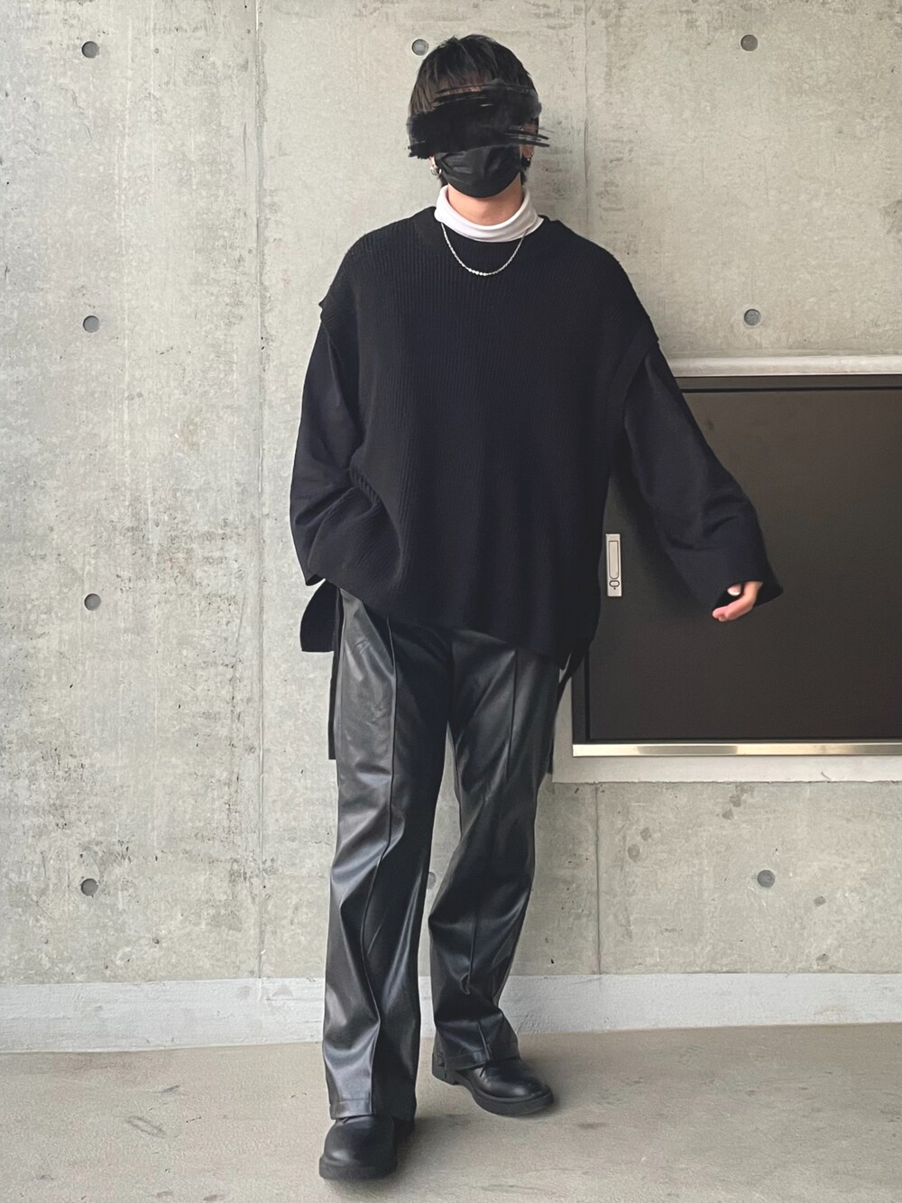 ブラック系のトップス、ホワイト系のトップス、ブラック系のトップスを着用したメンズの秋コーディネートの1枚目の写真