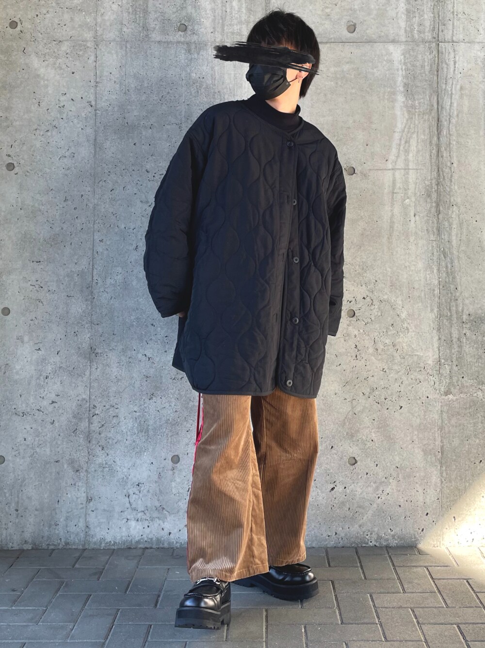 ブラック系のモッズコート、ベージュ系のパンツ、ブラック系のローファーを着用したメンズの秋コーディネートの1枚目の写真