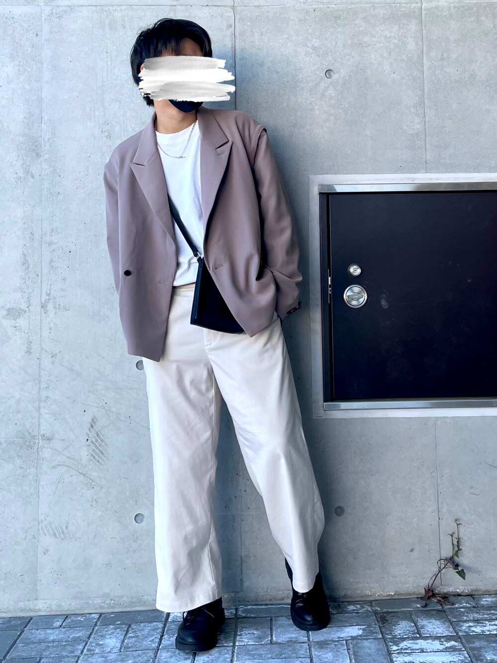 ホワイト系のTシャツ/カットソー、ベージュ系のテーラードジャケット、ブラック系のショルダーバッグを着用したメンズの秋コーディネートの1枚目の写真