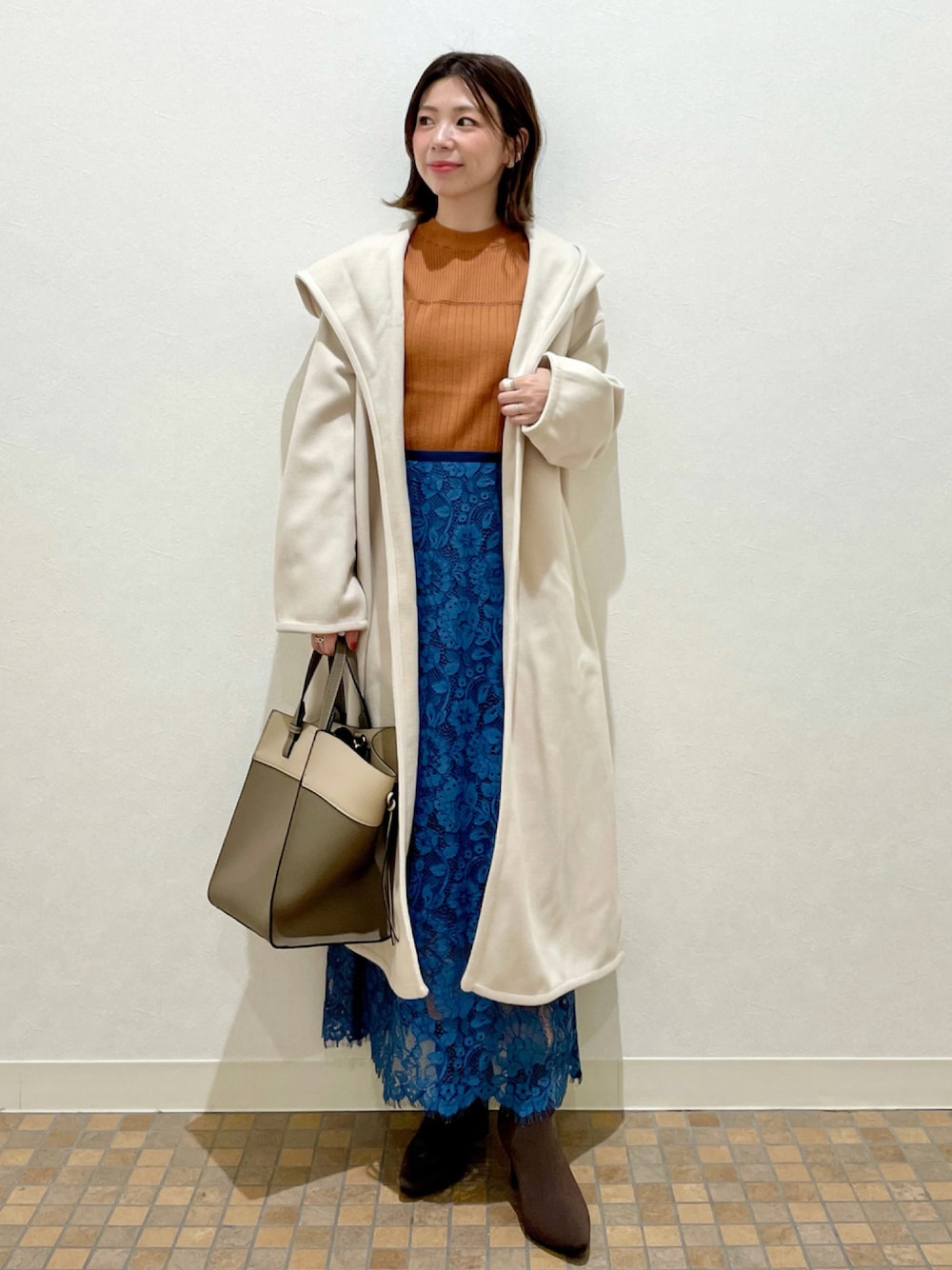 「andemiu、低身長、秋コーデ、オトナカジュアル、ビッグシルエット、大人ガーリー、レーススカート、アクセントカラー、秋カラー、ママコーデ、レース、フードコート」｜「Andemiuの【カラー診断】プチハイリブニット227812（ニット/セーター、ブラウン系）」を使った、manami00716さん（レディース・155cm）の秋コーディネートの1枚目の写真