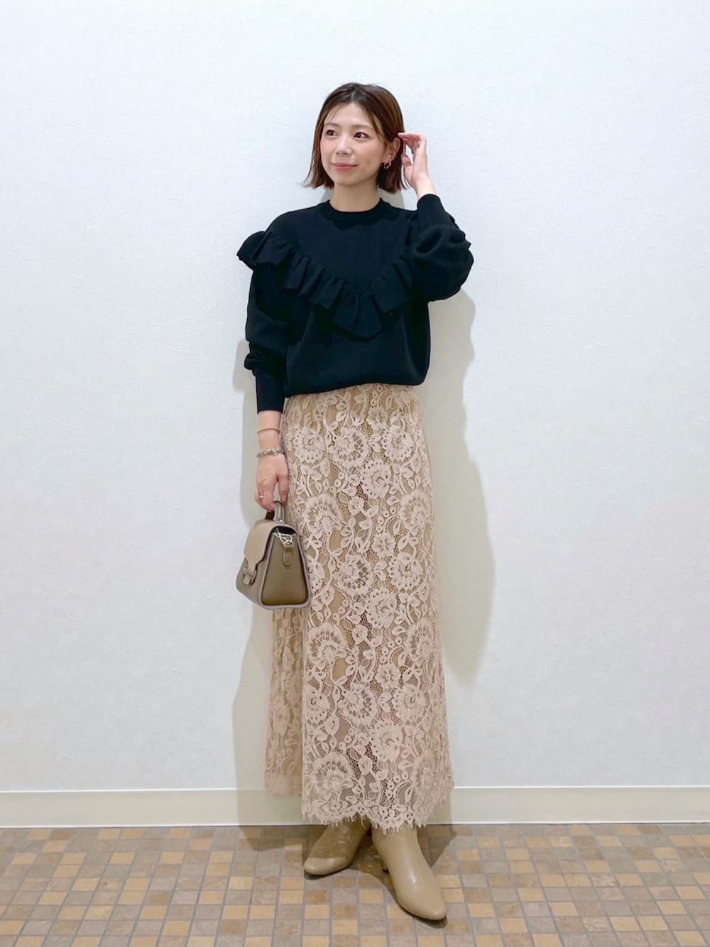「andemiu、フリルニット、カジュアルコーデ、大人カジュアル、大人女子、レーススカート、ペンシルスカート、冬コーデ、低身長、きれいめカジュアル、冬、ロングスカート、スカート、大人ガーリー、ママコーデ」｜「Andemiuのフリルデザインニット238044（ニット/セーター、ブラック系）」を使った、manami00716さん（レディース・155cm）の秋コーディネートの1枚目の写真