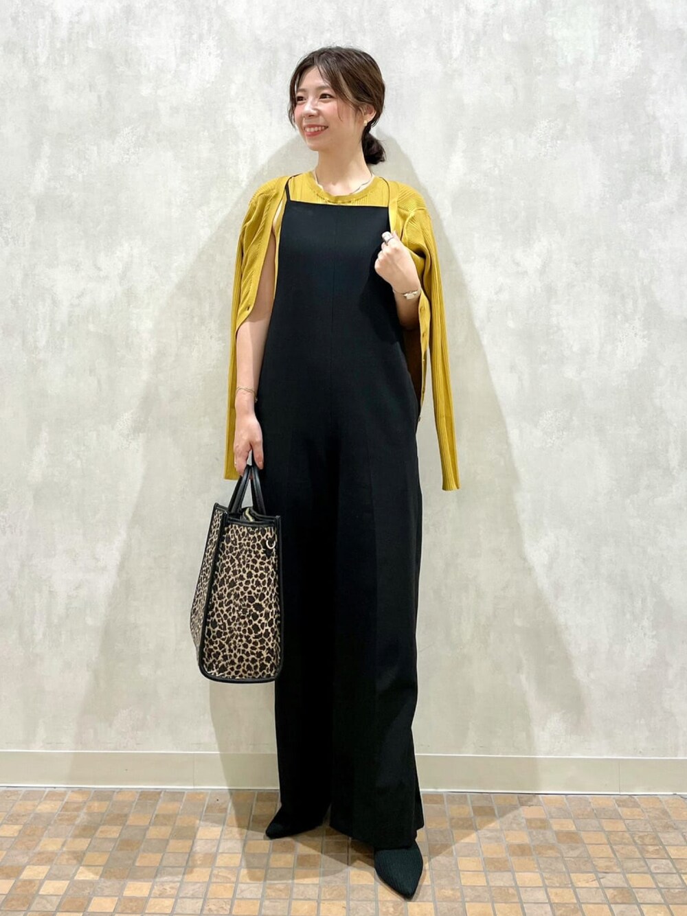 「andemiu、レオパード、サロペット、秋のコーデ、大人コーデ、秋トレンド2021、休日コーデ、ラフ、秋服準備はじめました、低身長、大人ガーリー、カジュアル、ママファッション」｜「Andemiuのキャミサロペットパンツ216845（サロペット/オーバーオール、ブラック系）」を使った、manami00716さん（レディース・155cm）の秋コーディネートの1枚目の写真
