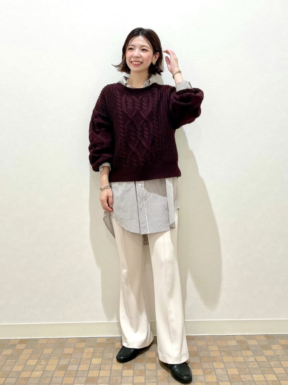 「andemiu、カジュアルコーデ、ストライプシャツ、レイヤードスタイル、大人カジュアル、大人女子、パンツコーデ、ホワイトパンツ、低身長、カラーニット、淡色コーデ、スラックス、ストライプ」｜「Andemiuのショートケーブルニット227895（ニット/セーター、レッド系）」を使った、manami00716さん（レディース・155cm）の秋コーディネートの1枚目の写真