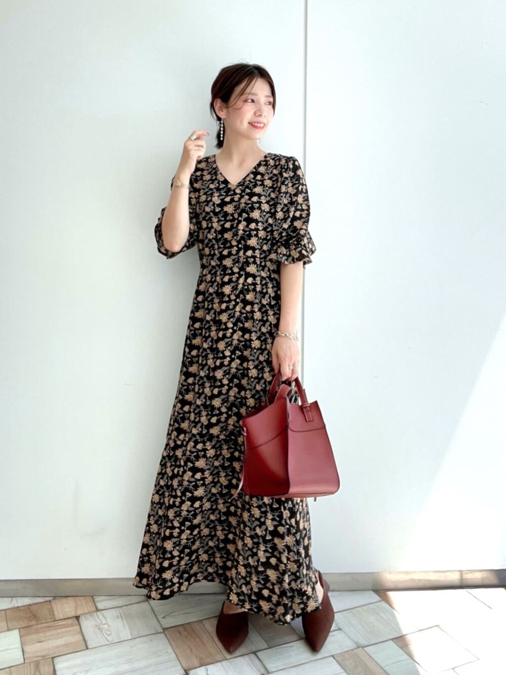 「andemiu、ママコーデ、花柄ワンピース、ロングワンピース、低身長コーデ、きれいめカジュアル、赤、休日コーデ、秋のコーデ、ミニバッグ」｜「Andemiuのヴィンテージフラワーワンピース216846（ワンピース、ホワイト系）」を使った、manami00716さん（レディース・155cm）の秋コーディネートの1枚目の写真