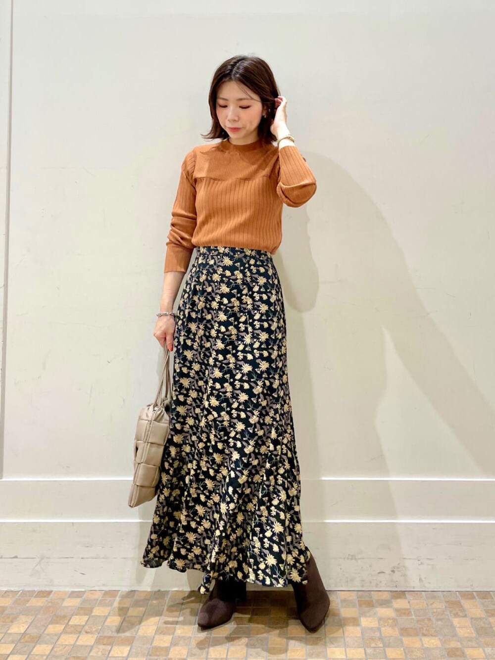 「andemiu、秋のコーデ、オレンジ、カジュアルコーデ、低身長、花柄、マーメイドスカート、ナロースカート、大人コーデ、大人カジュアル、低身長コーデ、ガーリー」｜「Andemiuの【カラー診断】プチハイリブニット227812（ニット/セーター、ブラウン系）」を使った、manami00716さん（レディース・155cm）の秋コーディネートの1枚目の写真
