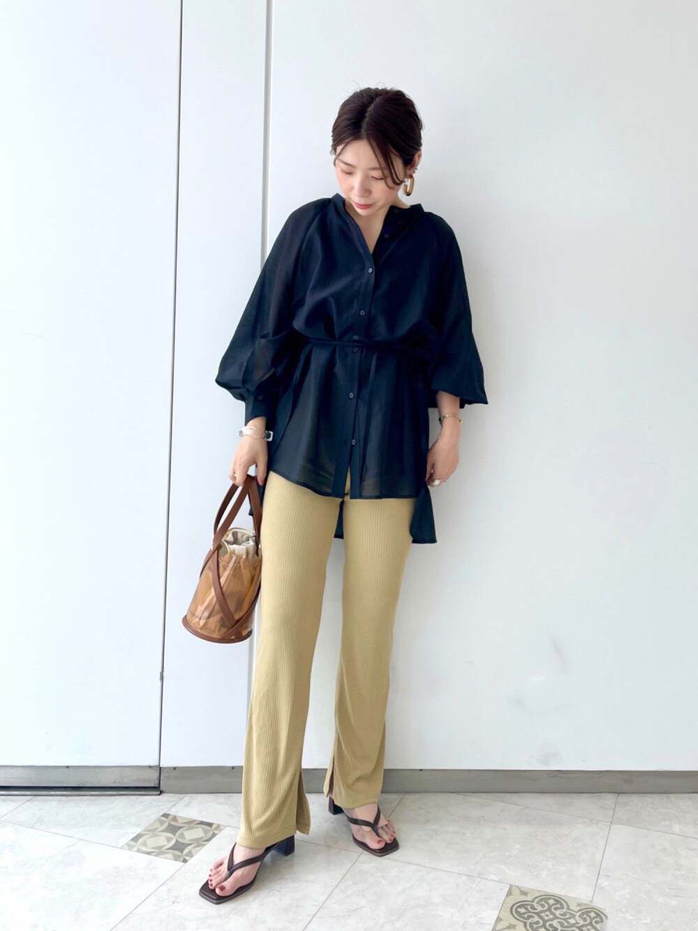 ブラック系のシャツ/ブラウス、イエロー系のその他パンツ、イエロー系のショルダーバッグを着用したレディースの夏コーディネートの1枚目の写真