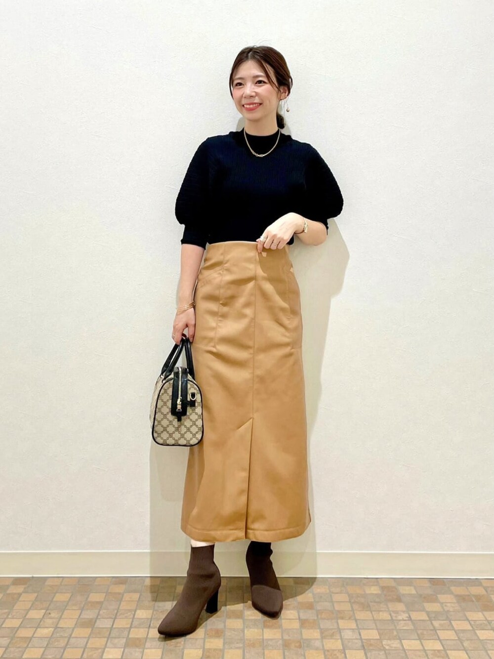「andemiu、秋コーデ、オトナカジュアル、レザースカート、シンプル、秋冬コーデ、大人女子、低身長、カジュアル、大人ガーリー、ママコーデ」｜「Andemiuのソデボリュームリブニット216836（ニット/セーター、ブラウン系）」を使った、manami00716さん（レディース・155cm）の秋コーディネートの1枚目の写真